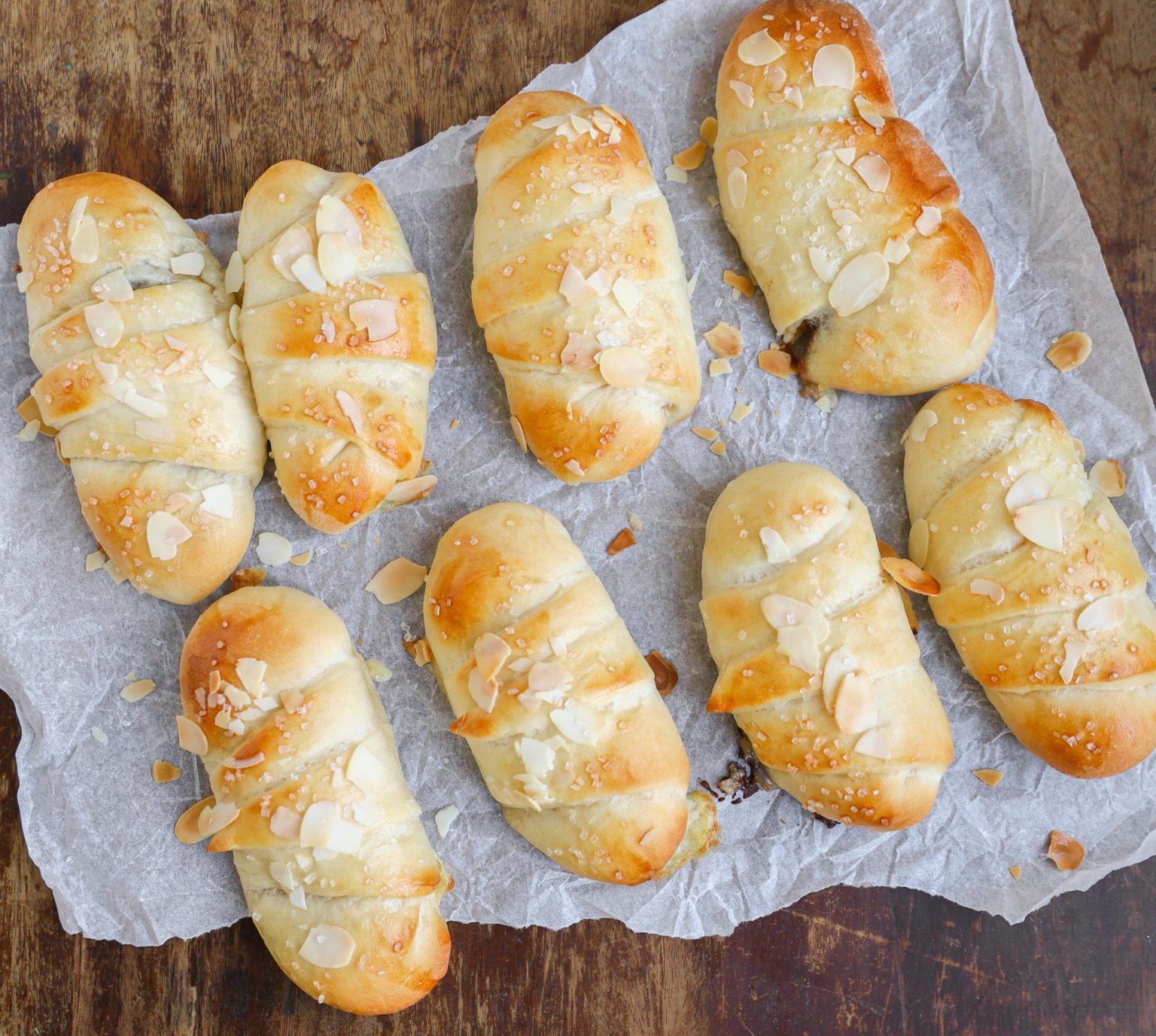 Kærnemælkshorn med remonce og chokolade