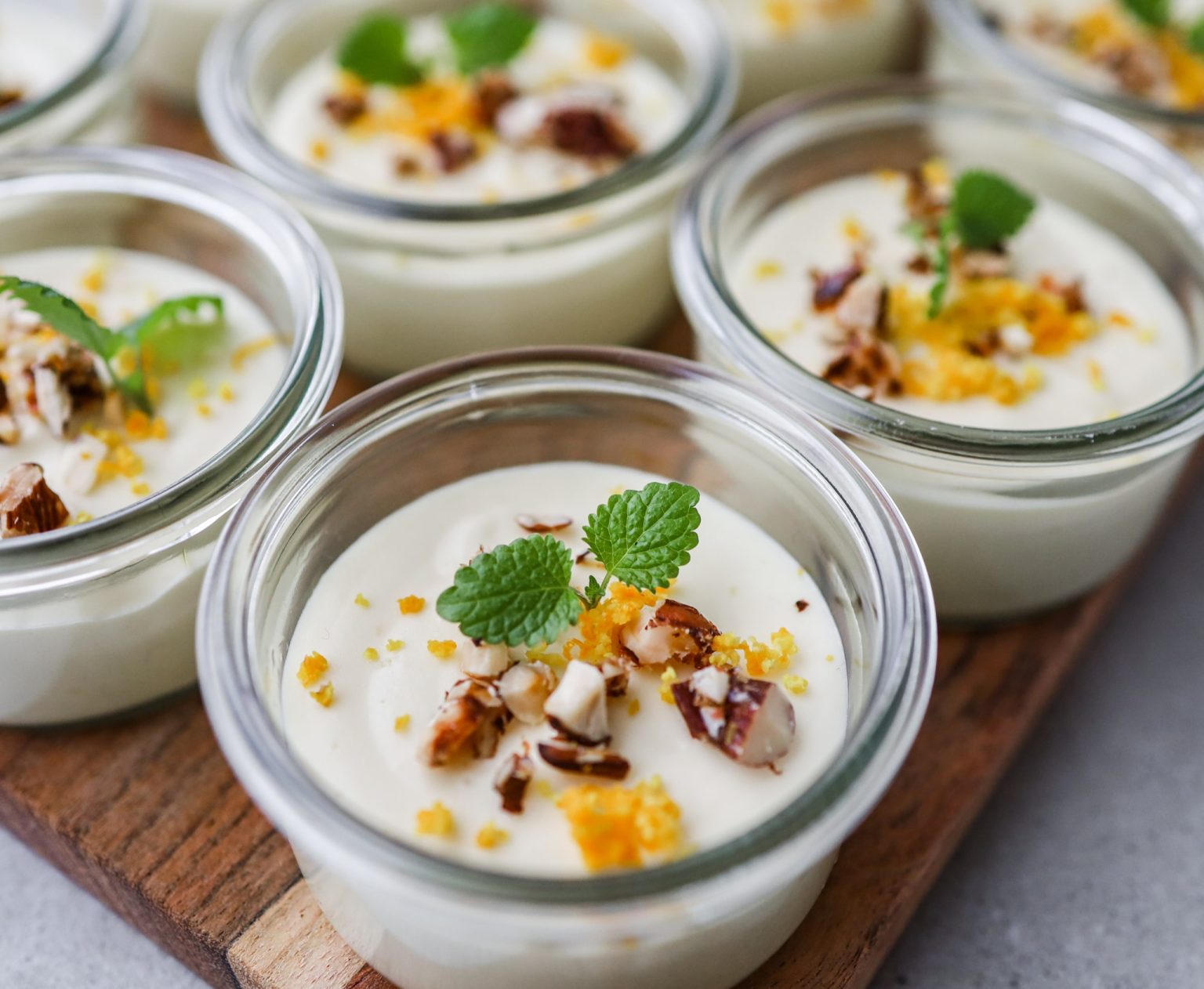 Hvid chokolademousse med knas og appelsin