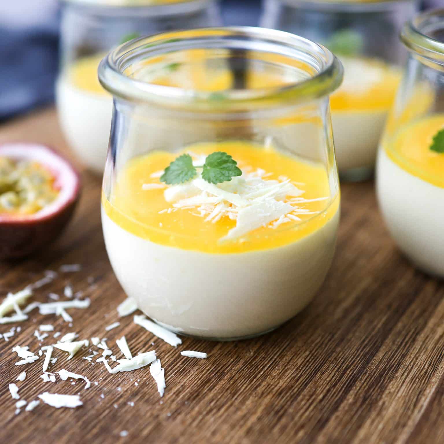 hvid chokolademousse med passionsfrugt