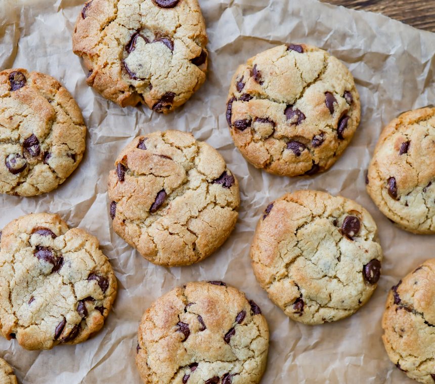 Opskrift på cookies med marcipan og mørk chokolade