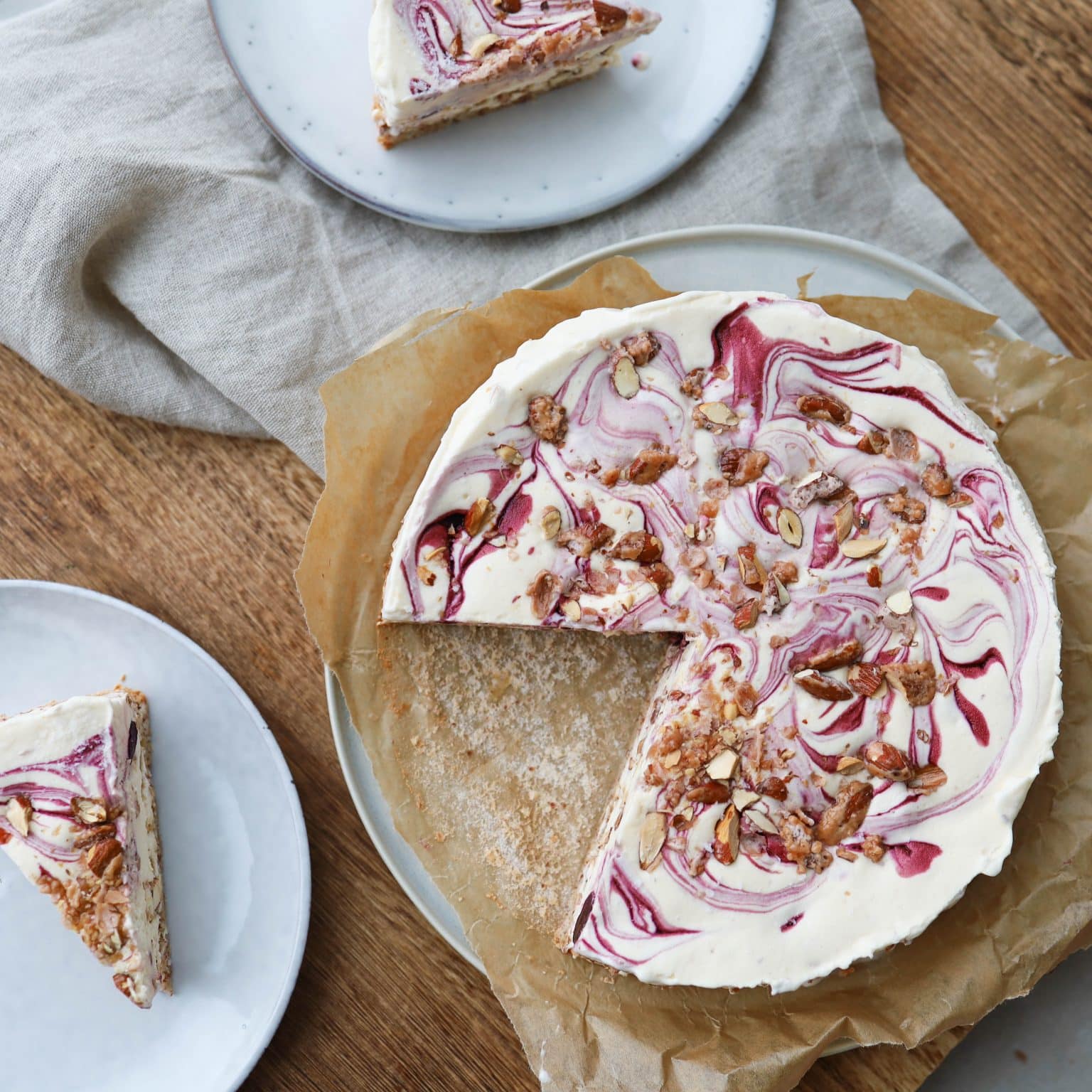 Juleislagkage med brændte mandler og kirsebær