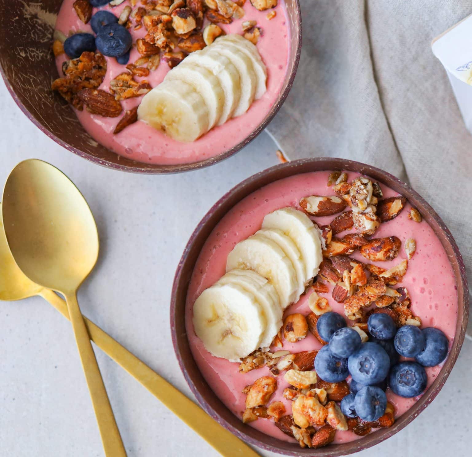 Opskrift på smoothiebowl med hindbær og Plantgurt