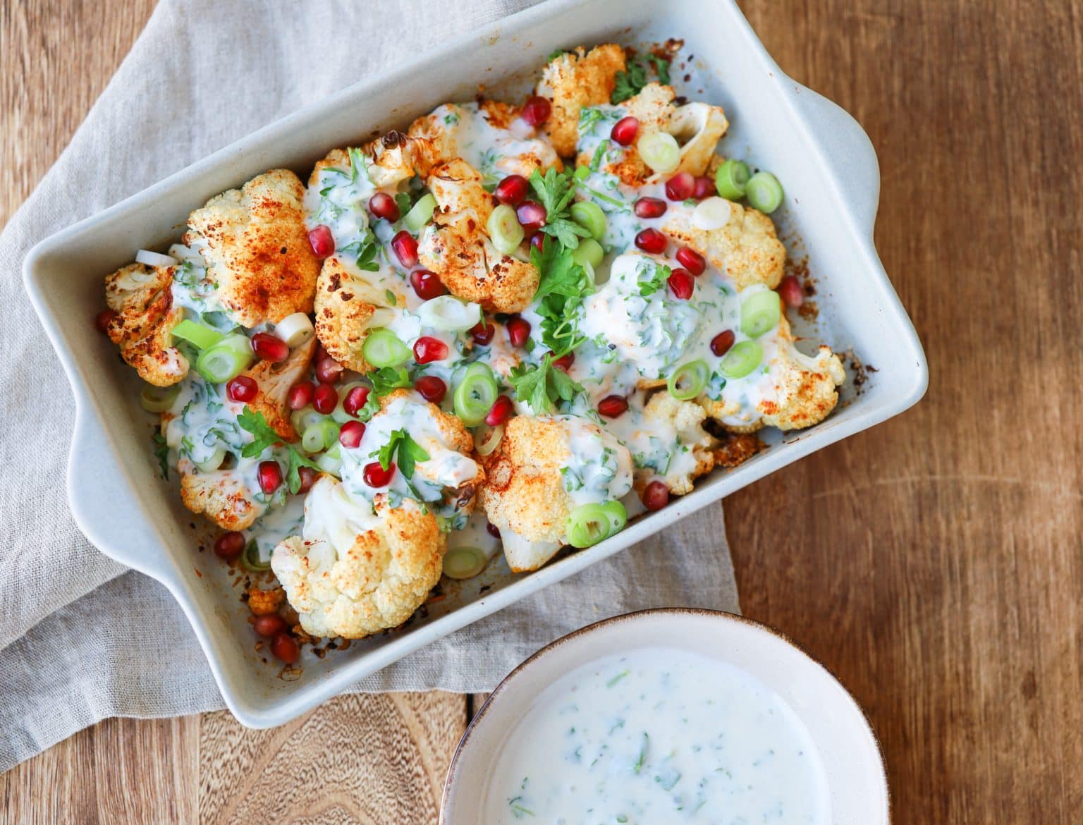 Opskrift på bagt blomkål med dressing og granatæble 