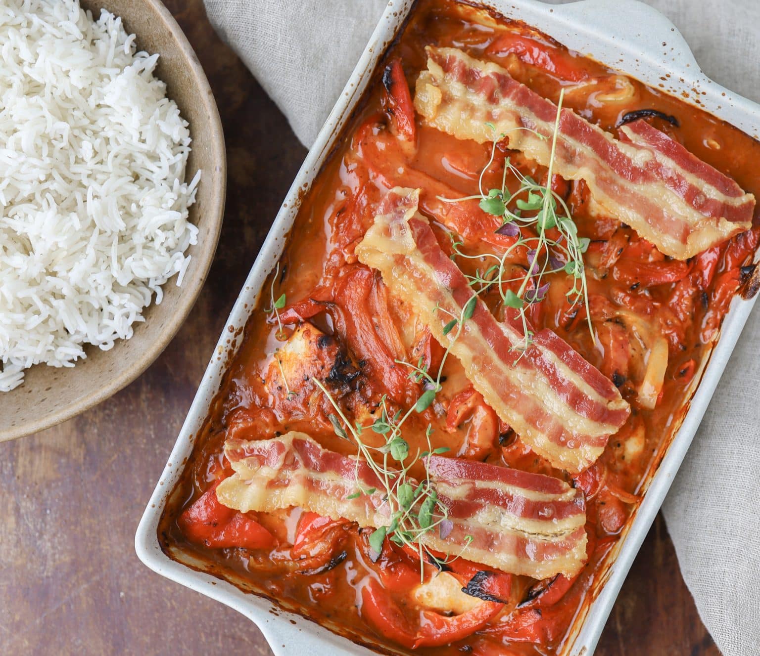 Kylling i fad med peberfrugt og bacon