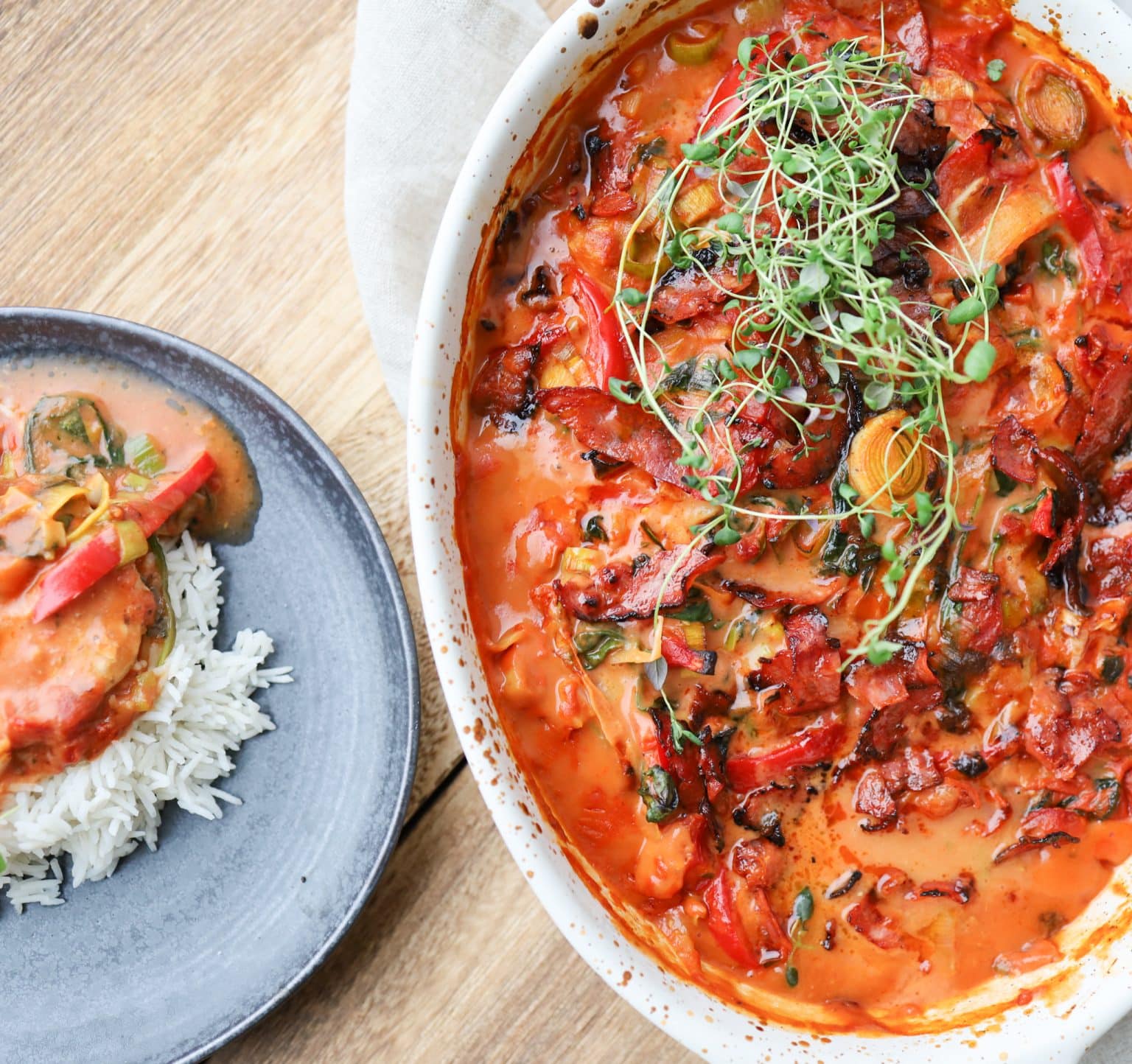 Koteletter i fad med porrer og spinat