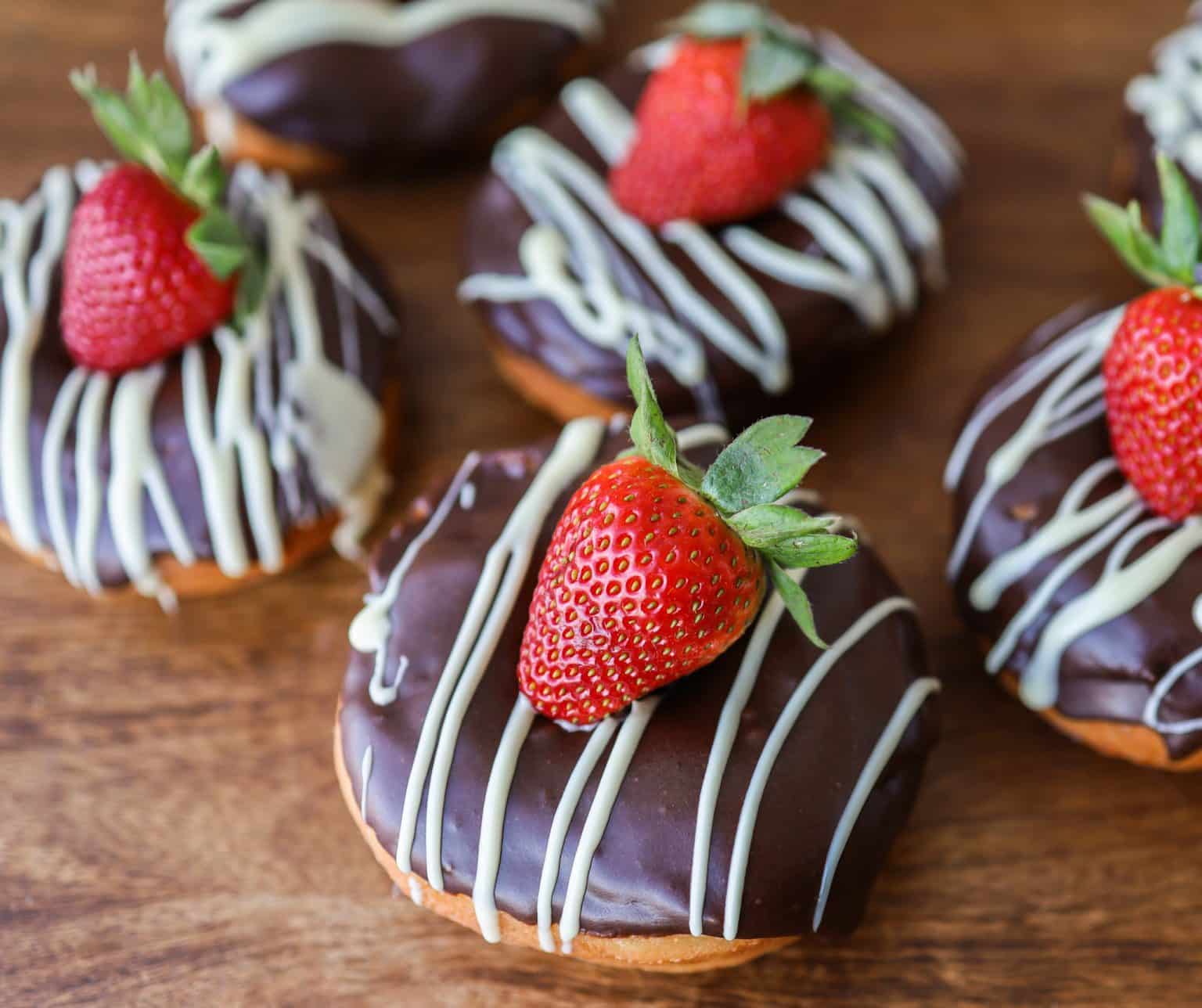 donuts med chokolade og jordbær