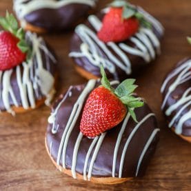 donuts med chokolade og jordbær