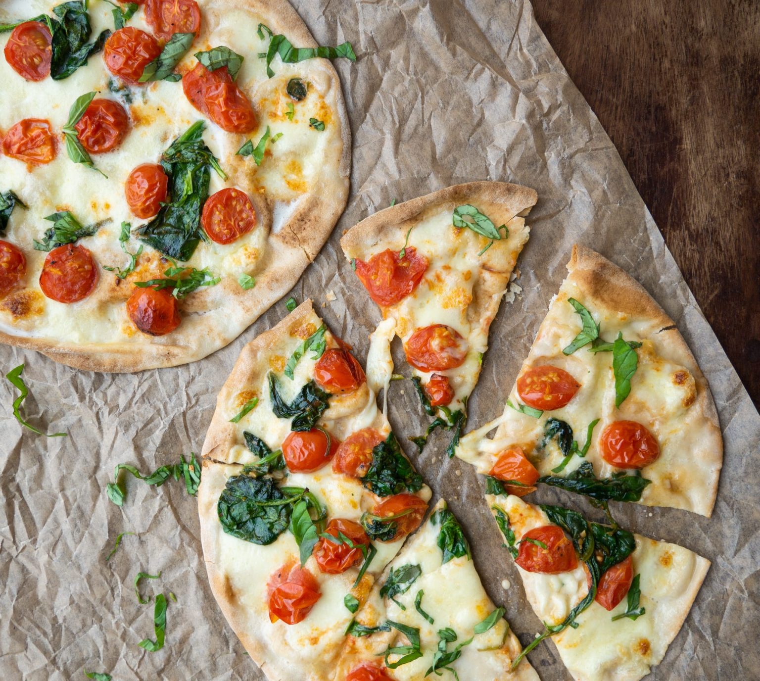 bagte fladbrød med hvidløgsstegte cherrytomater og ost