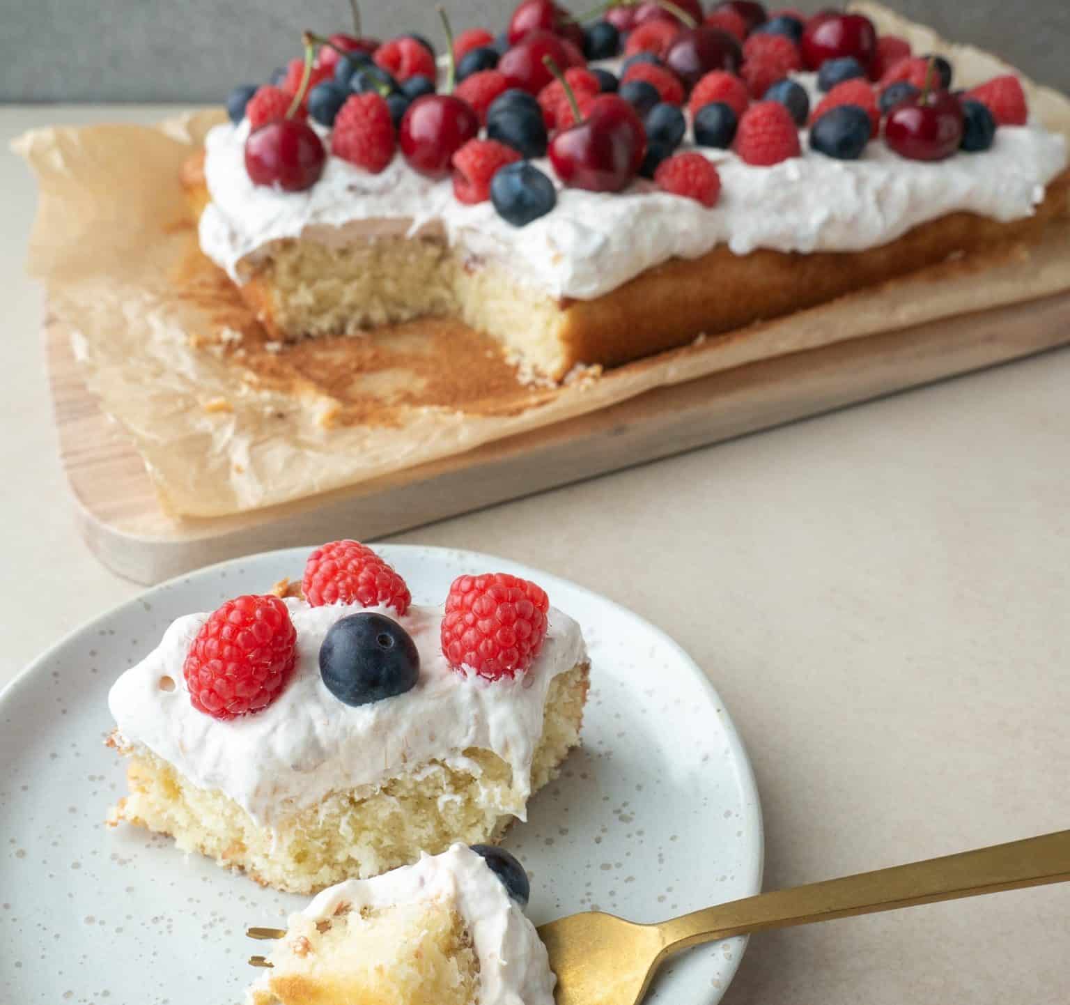 bradepandekage med kokos og rabarberskum