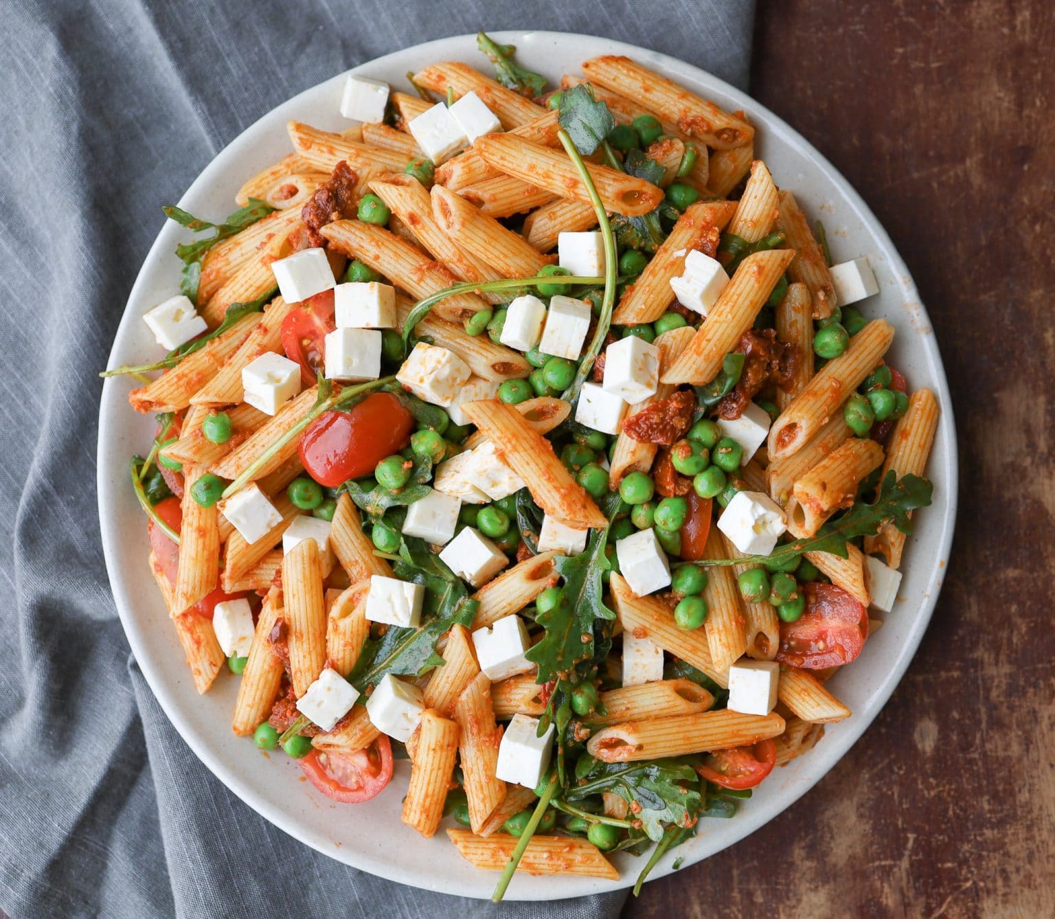 Pastasalat med rød pesto og feta Nem opskrift Mummum dk