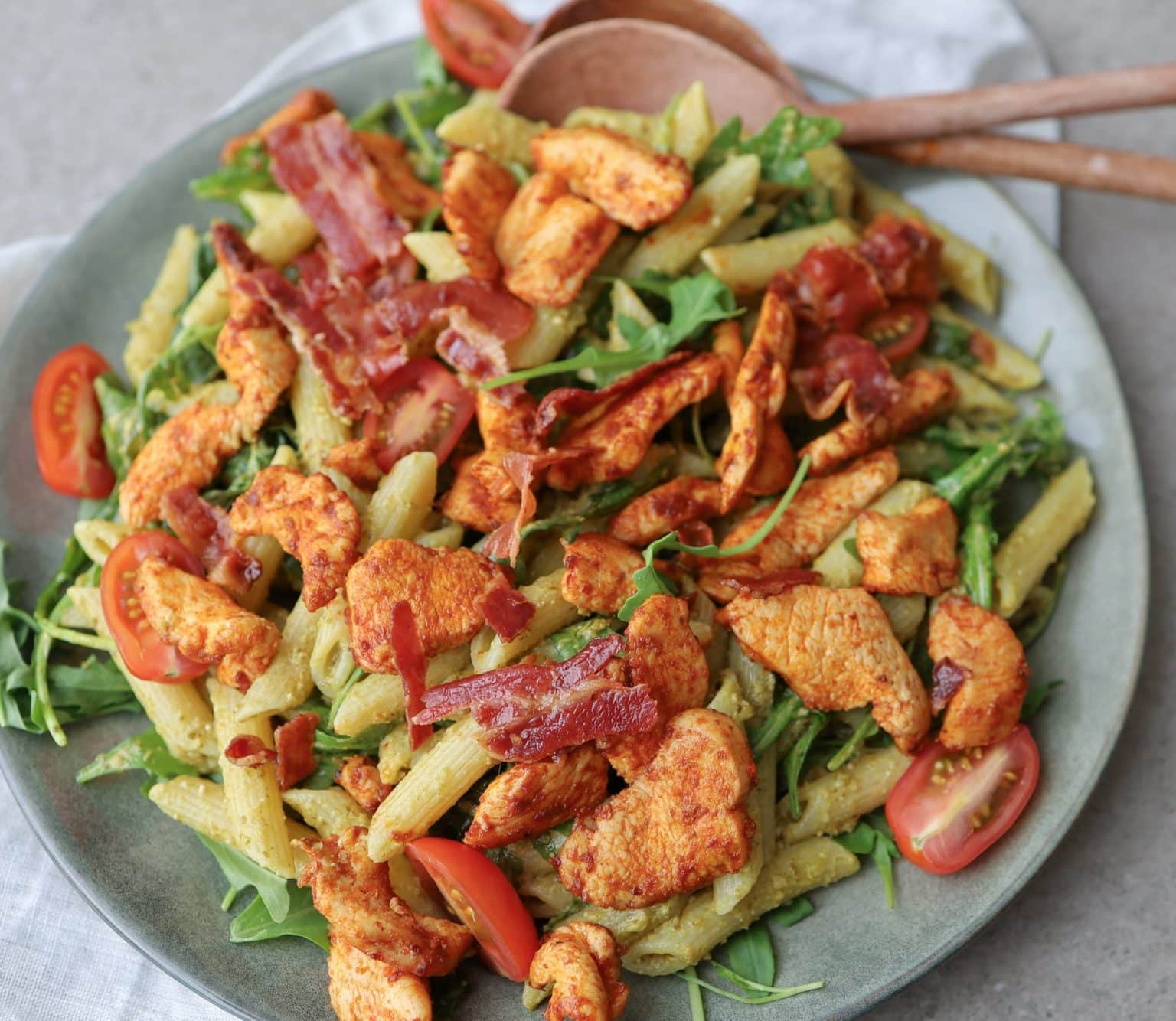 Pastasalat med kylling, pesto og bacon