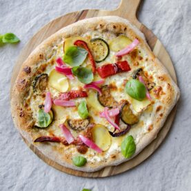 Vegetarpizza med grillede grøntsager