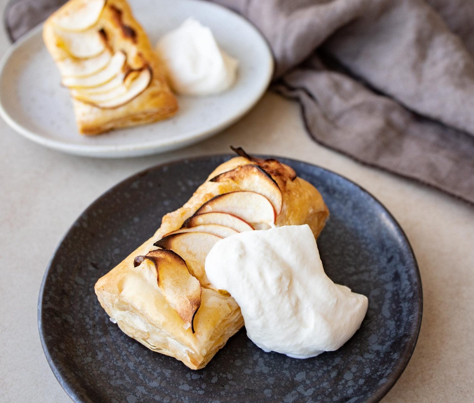 Butterdej med æble og remonce