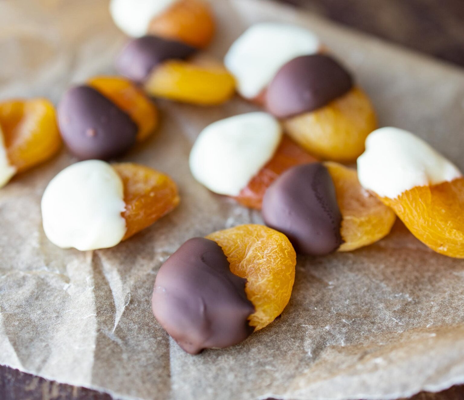 Abrikoser dyppet i chokolade