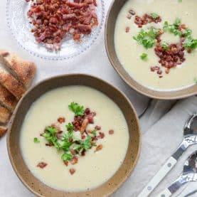 Kartoffel-porre suppe med sprød bacon