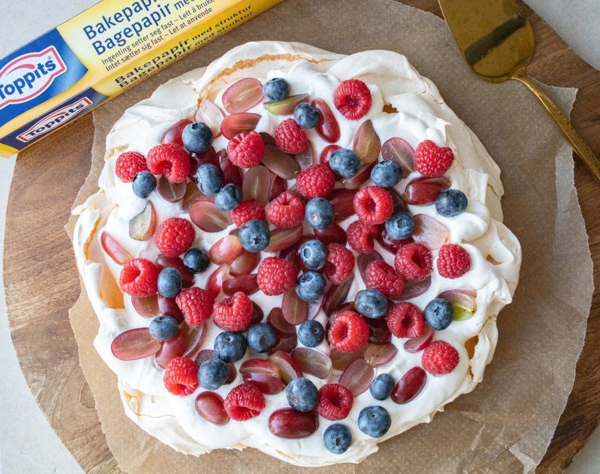 julepavlova med kirsebærsauce og creme