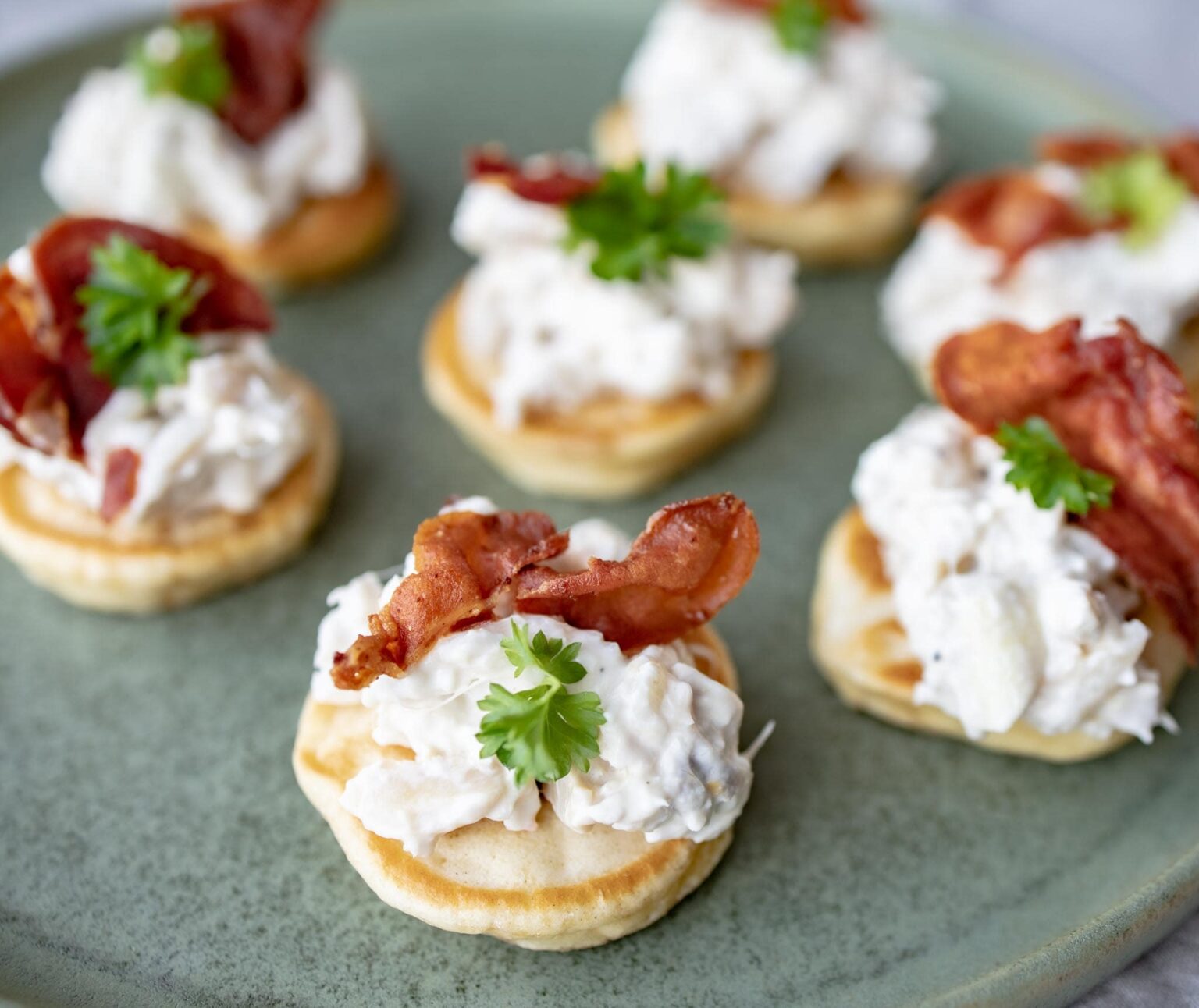 Blinis med kyllingesalat