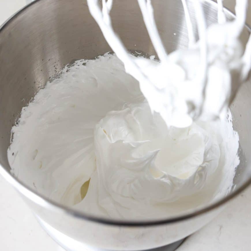 Julepavlova med kirsebærsauce og creme