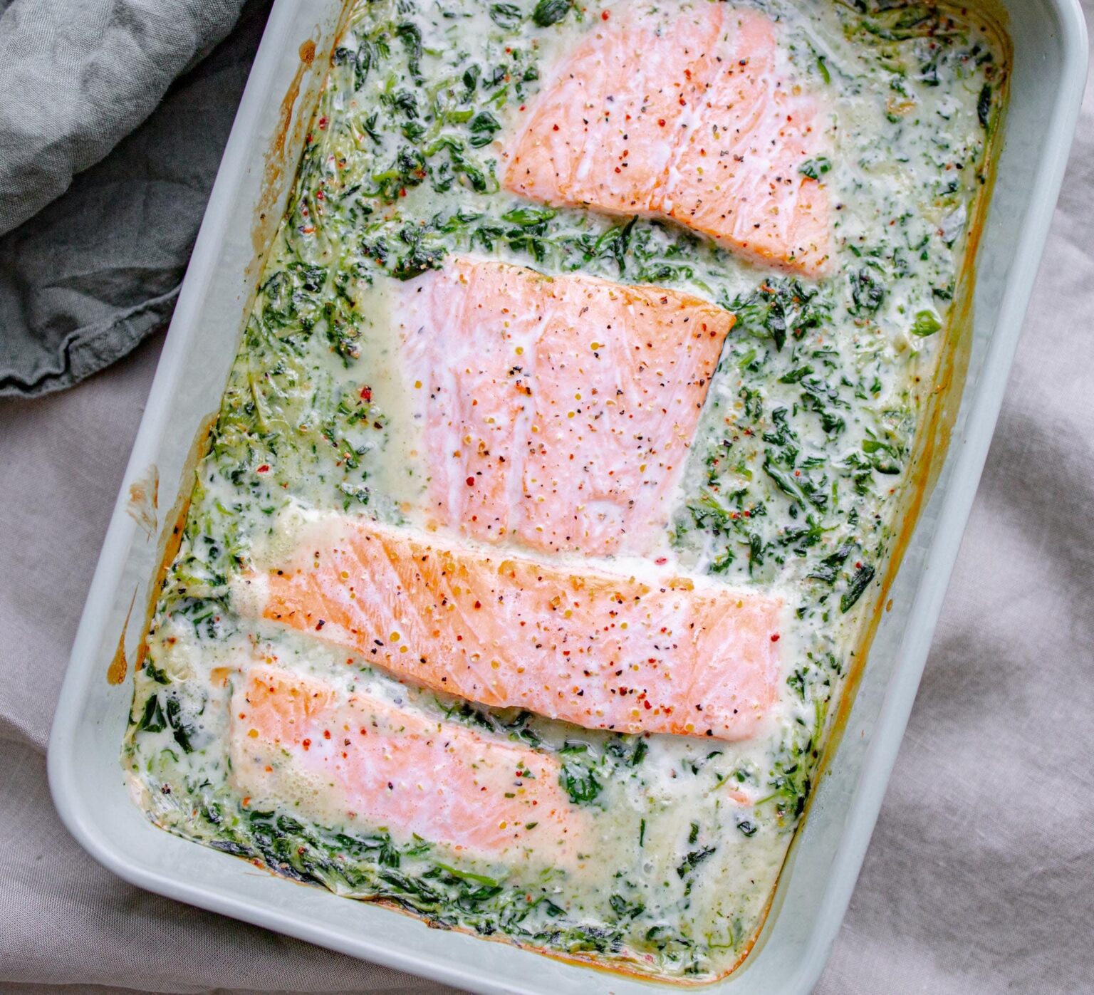 Laks med spinat i fad