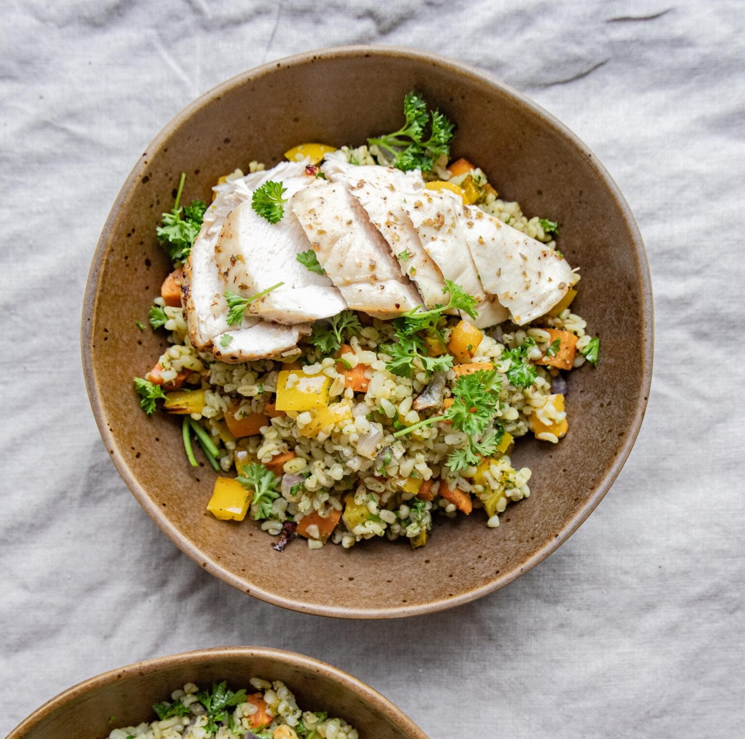 Bulgursalat med bagte grøntsager og kylling