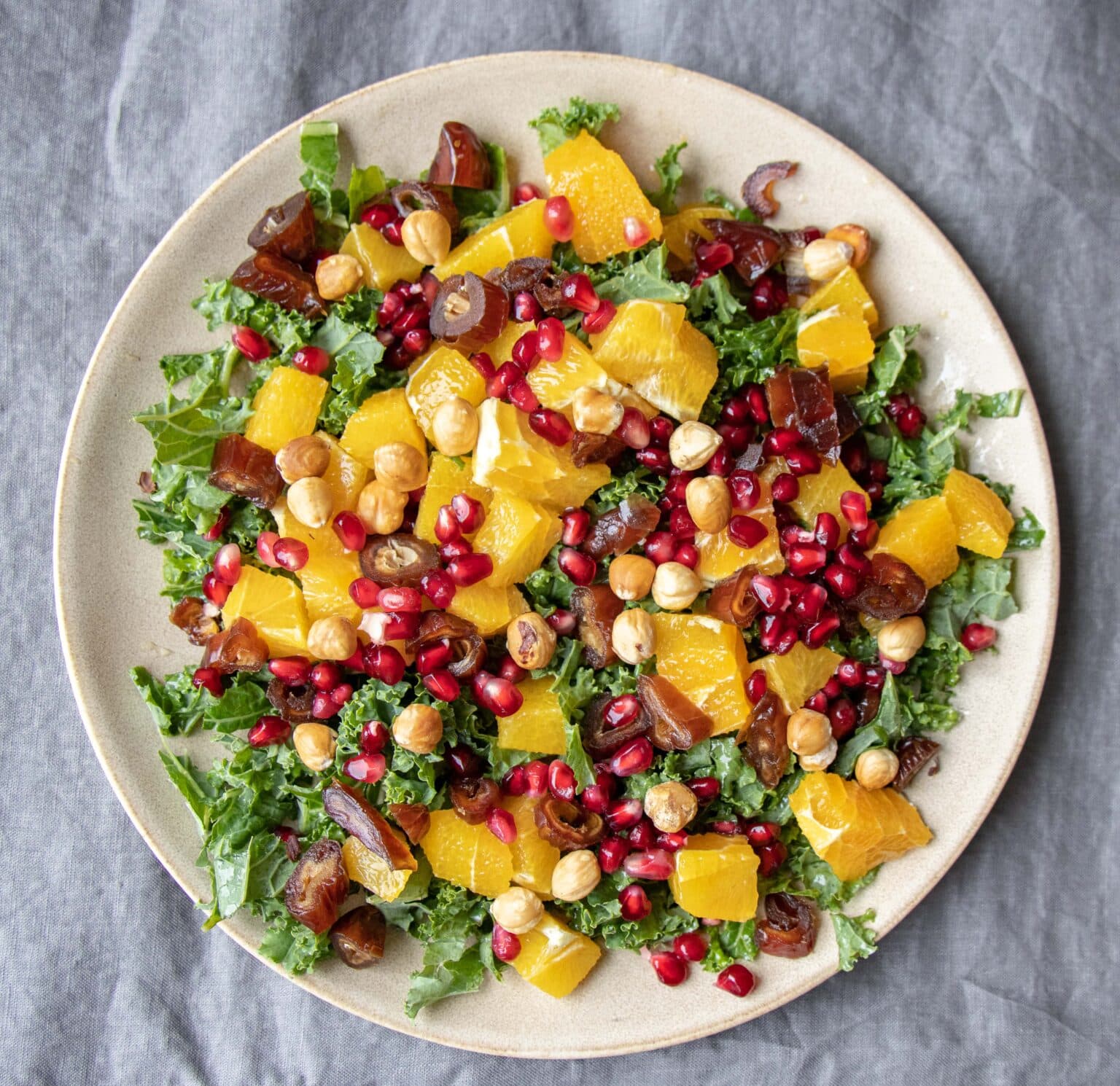 Grønkålssalat med dadler