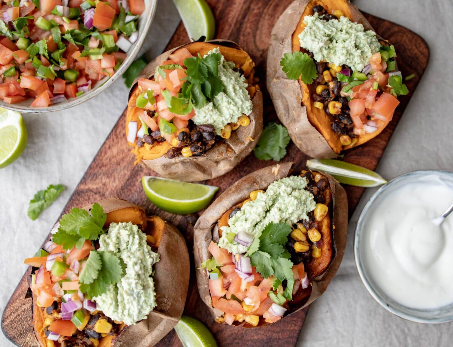 Fyldt sød kartoffel med mexicansk bønnefyld