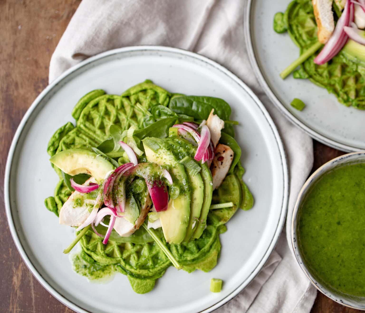 Spinatvafler med kylling og pesto