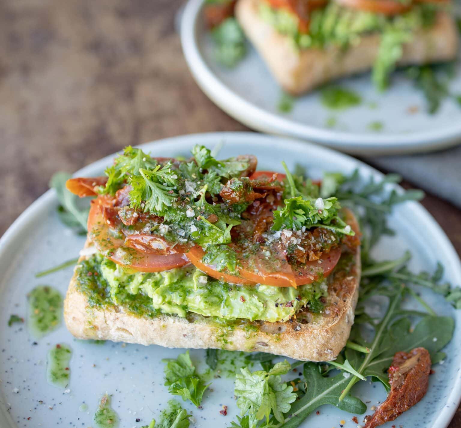 Avocadotoast med tomat