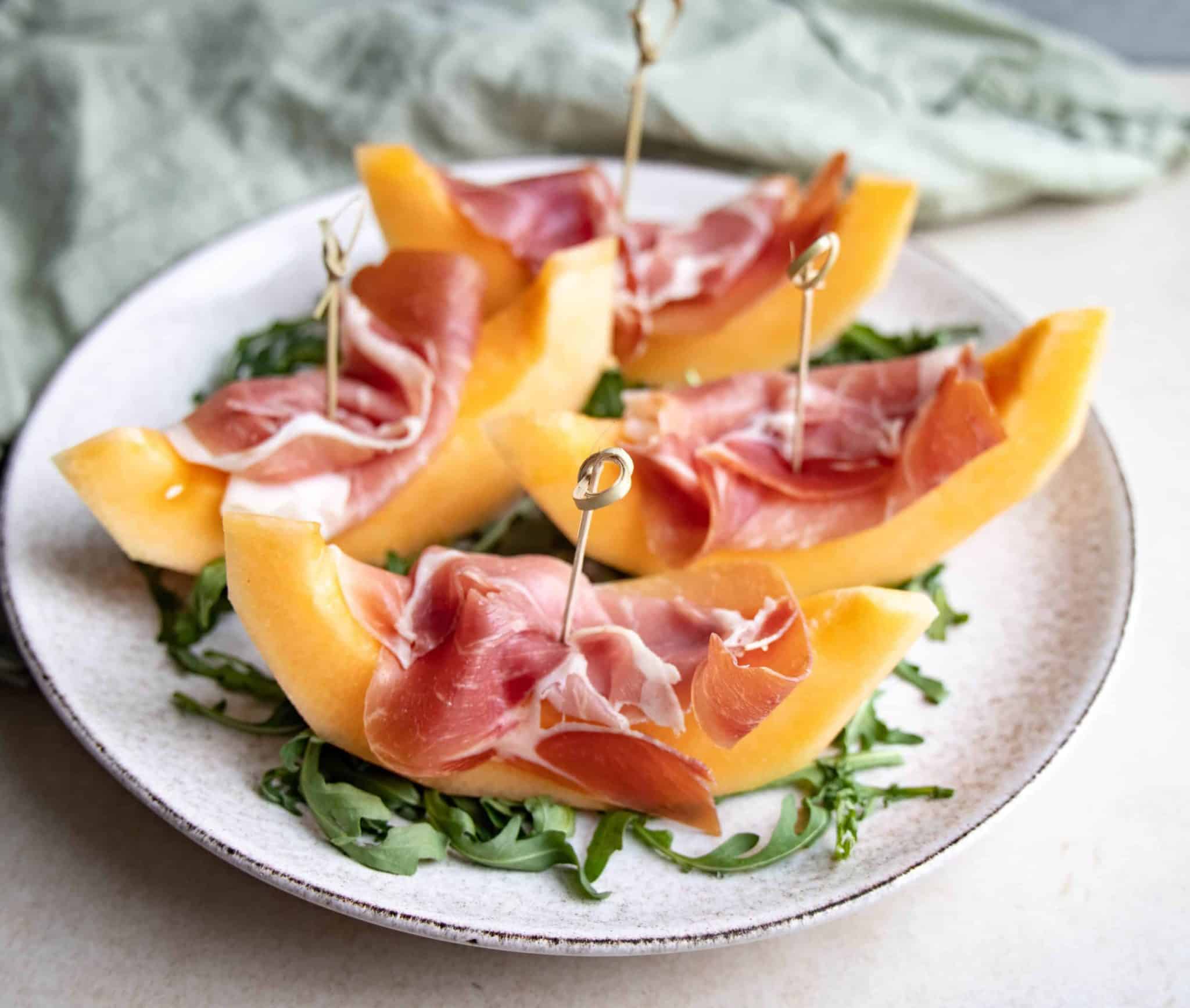 melon-med-skinke-opskrift-p-sommerforret-eller-tapas-mummum-dk