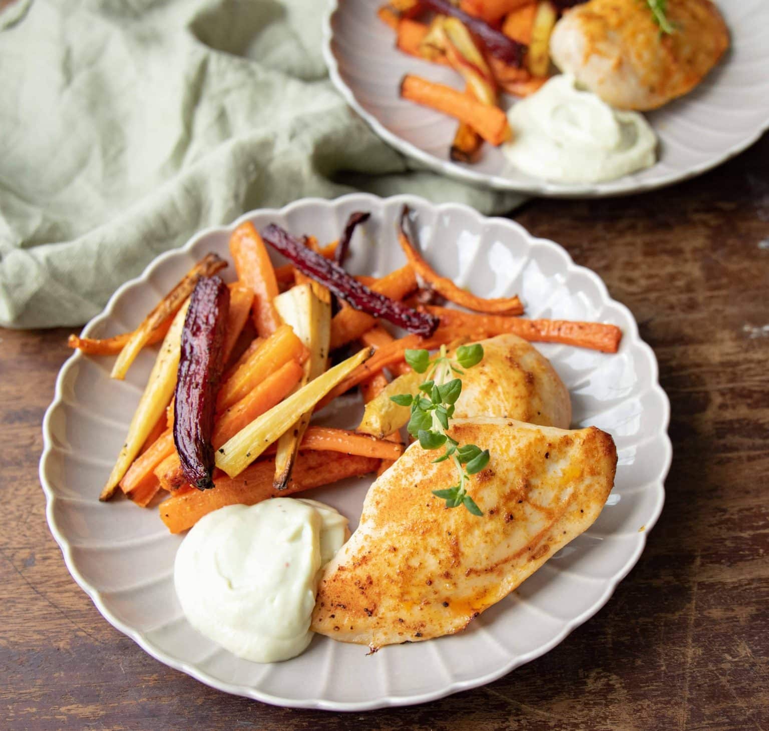 bagt kyllingebryst med rodfrugtsfritter