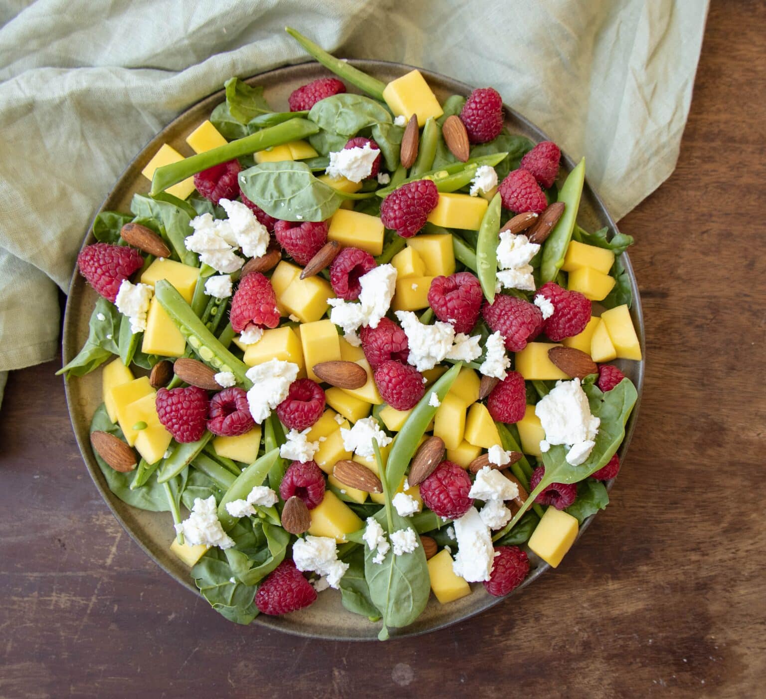 Salat med hindbær og mango