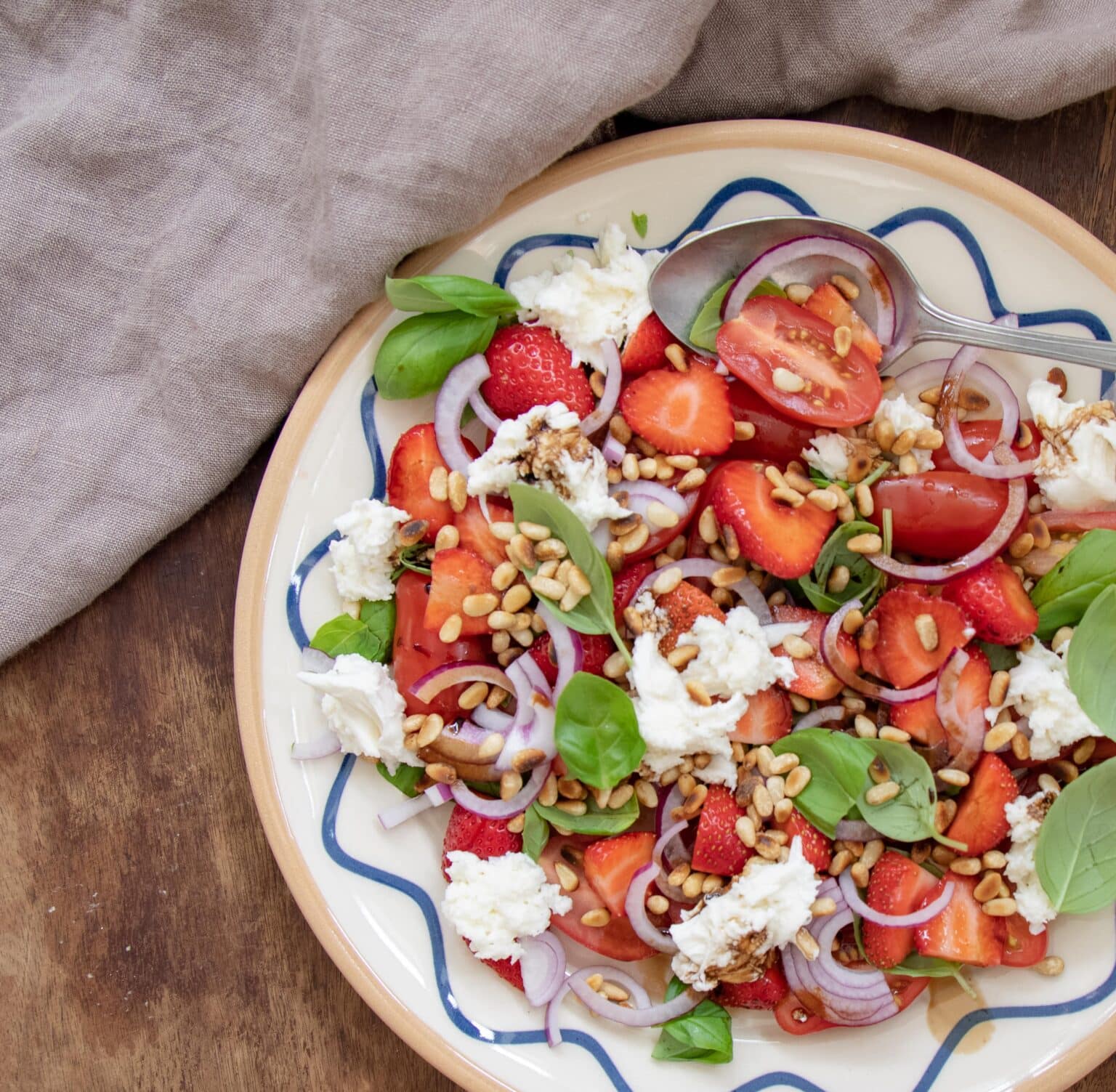 Tomatsalat med jordbær og balsamico