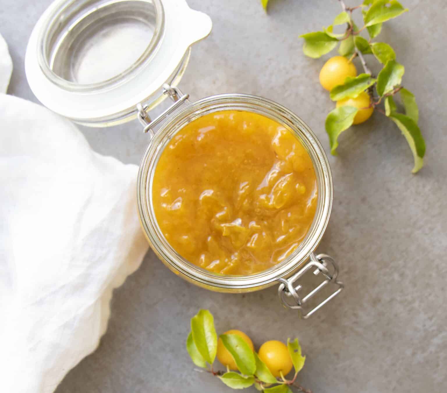 Gul mirabelle syltetøj