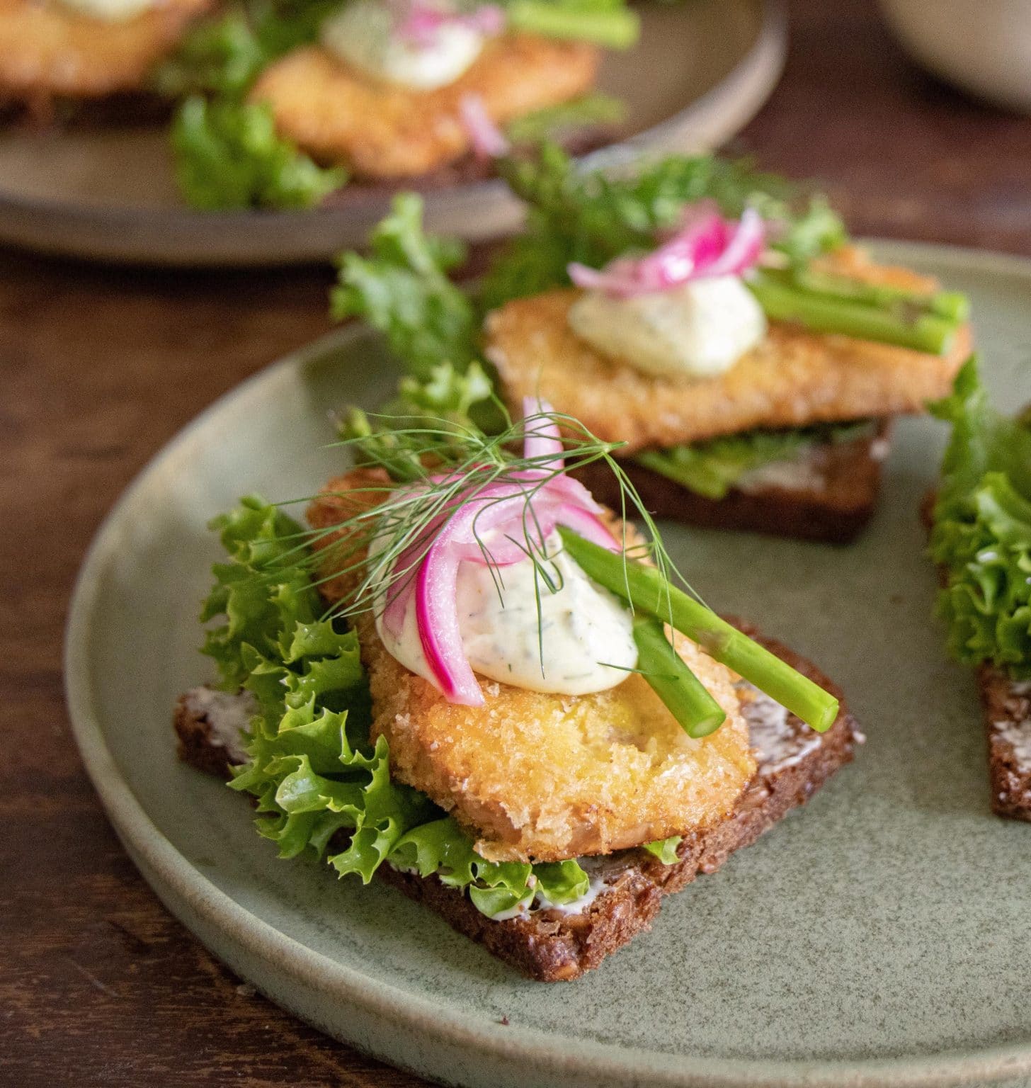 Rugbrød med paneret torskerogn