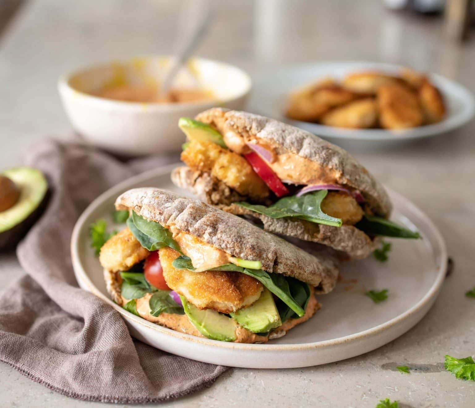 Pita med spicy nuggets og haydari