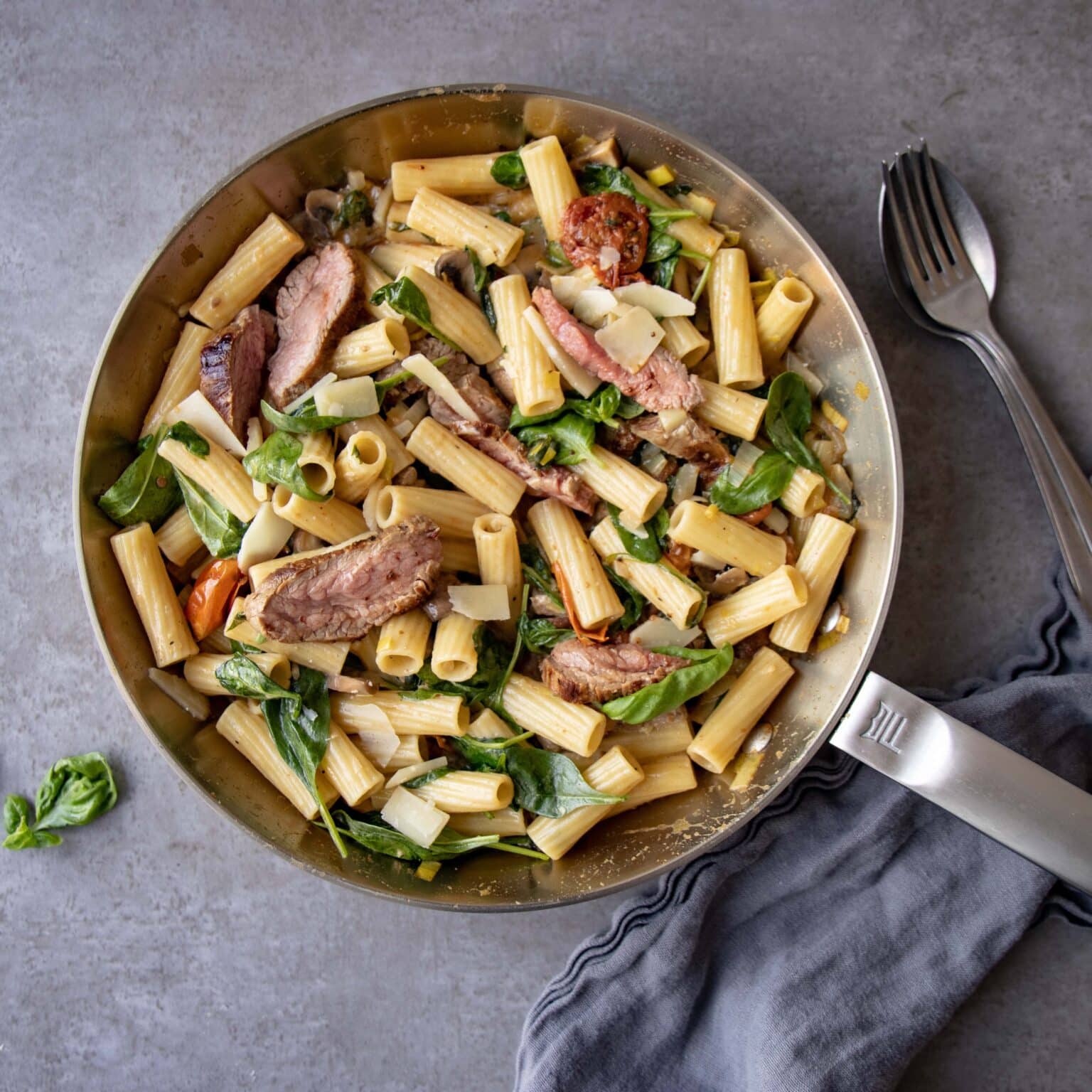 Pasta med oksekød, spinat og soltørrede tomater