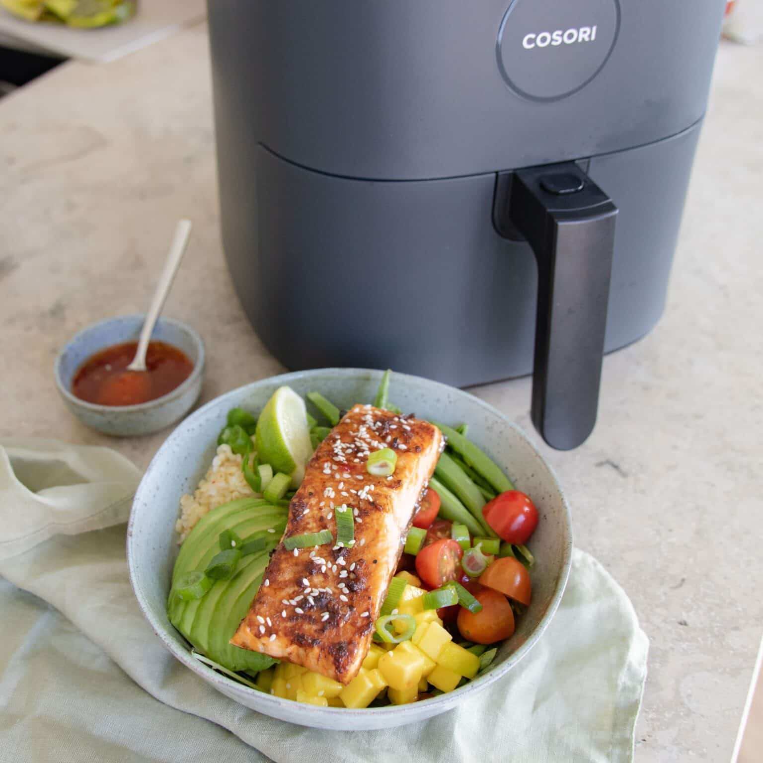 Bowl med marineret laks i airfryer