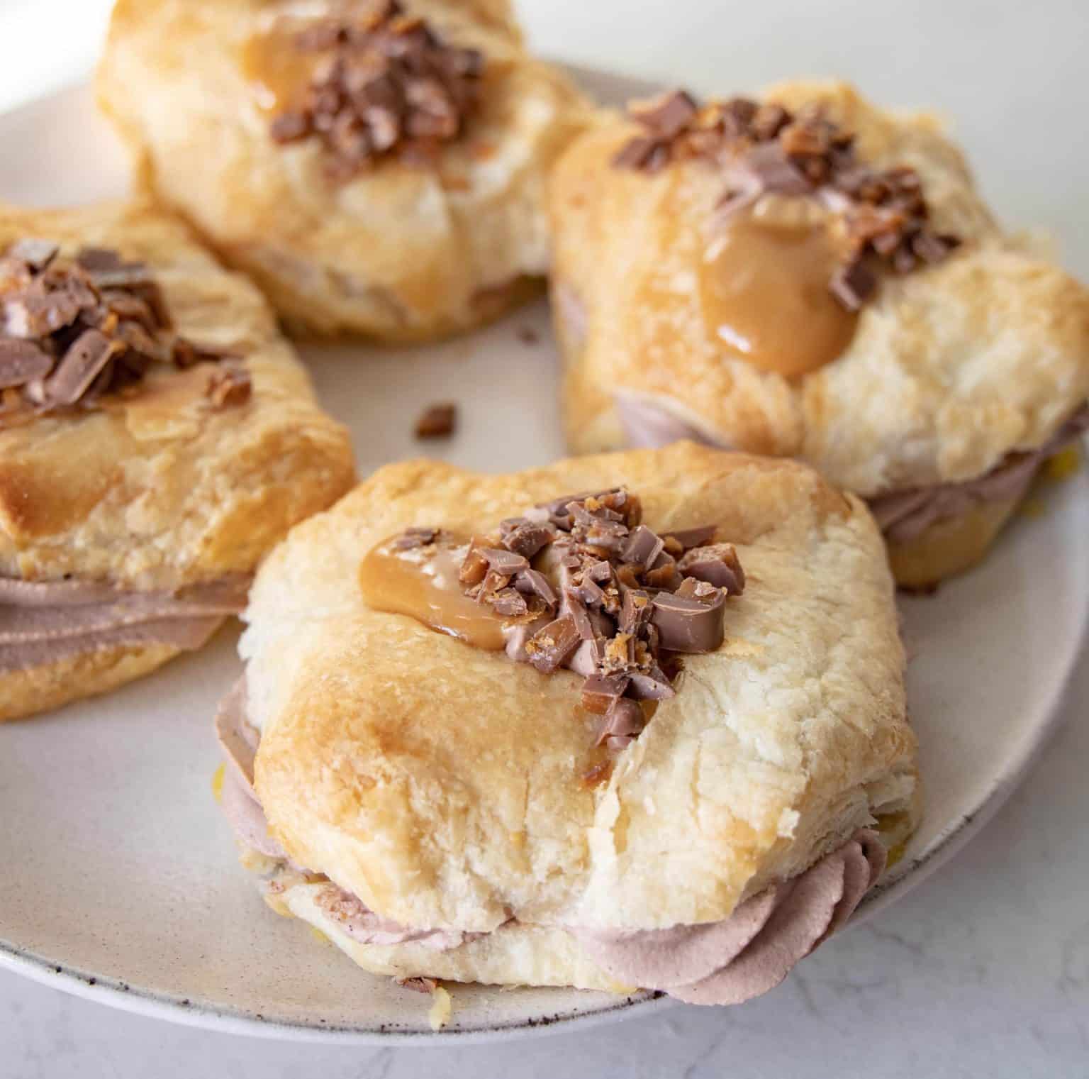 Fastelavnsboller af wienerdej med karamel og daim