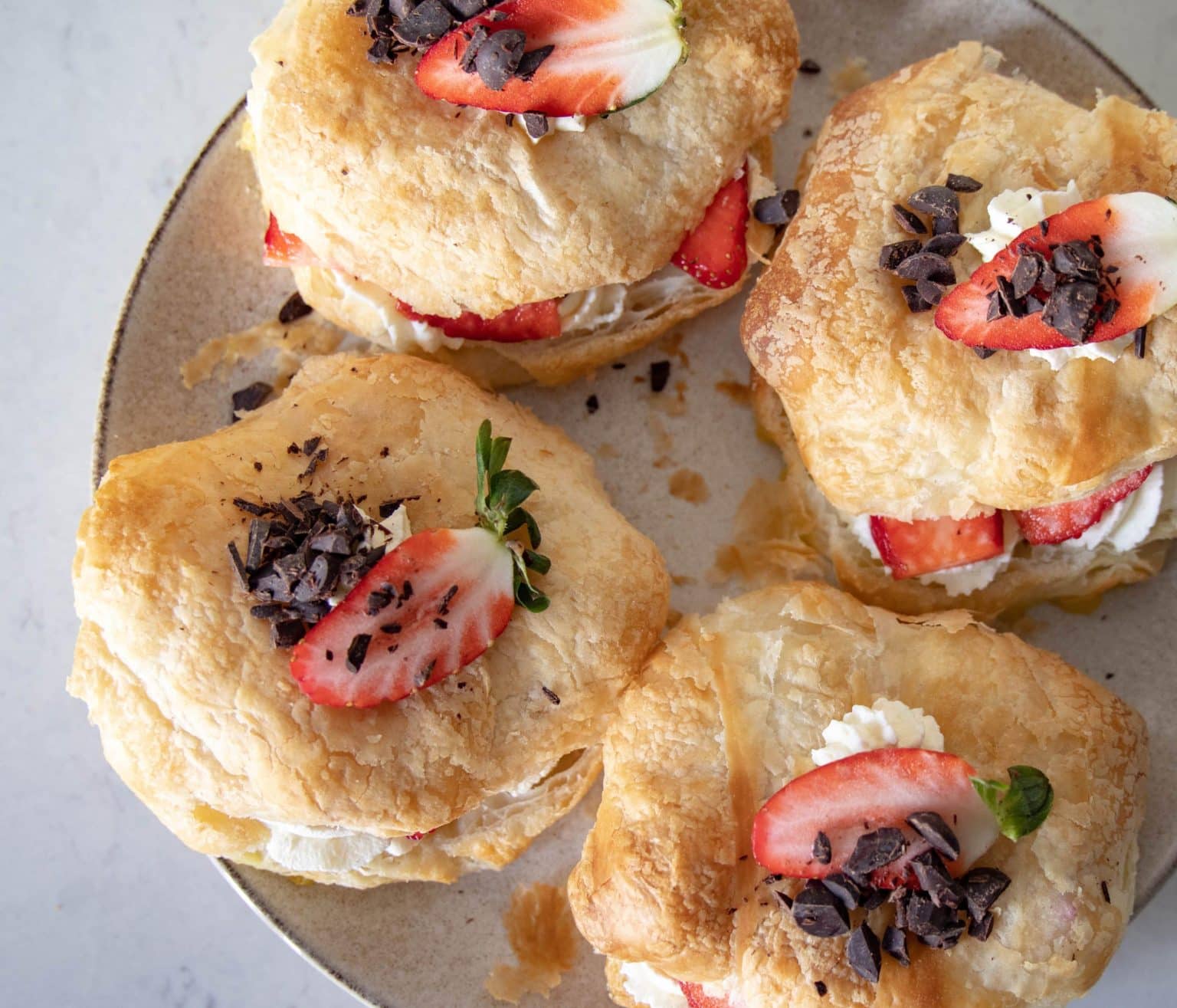 Fastelavnsboller af wienerdej med jordbær og fløde