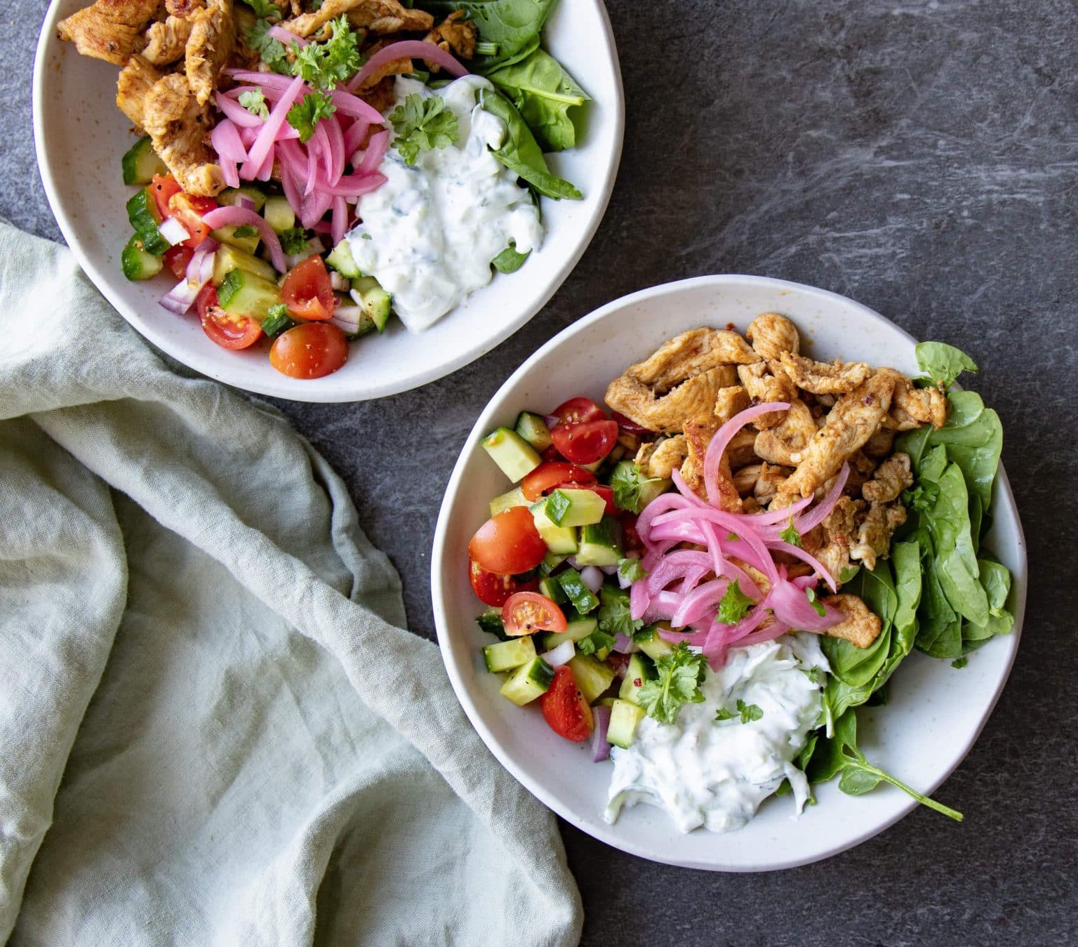 Bowls med kyllingekebab, tzatziki og grønt