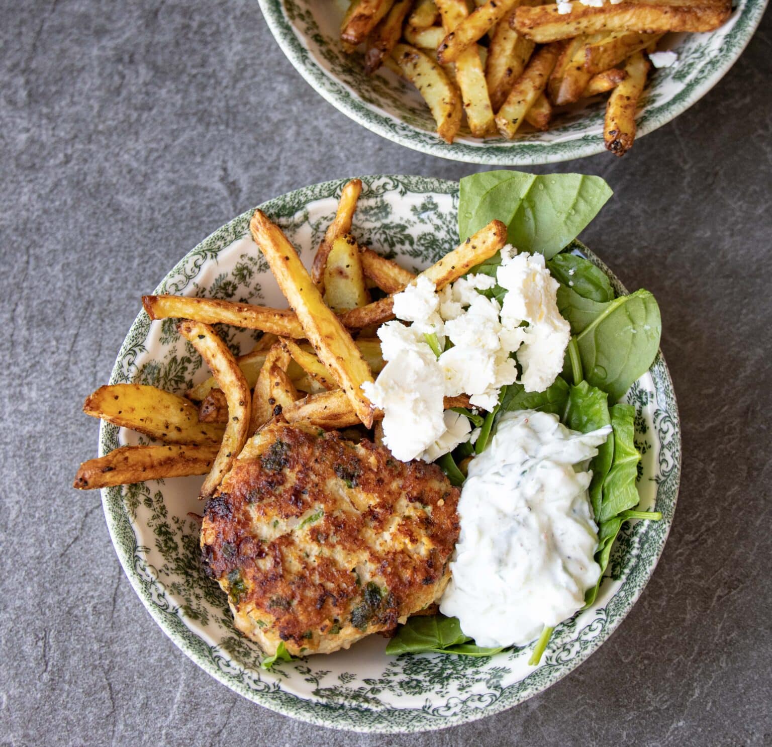 Kyllingebøffer med fritter og tzatziki