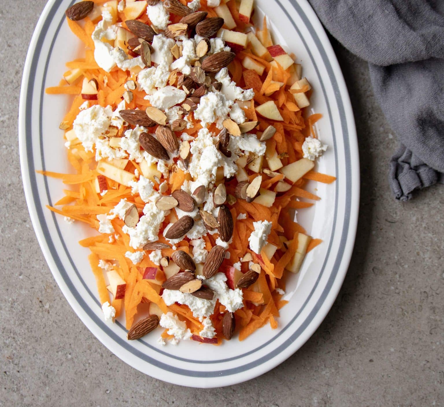 Gulerodssalat med æble, saltmandler og feta