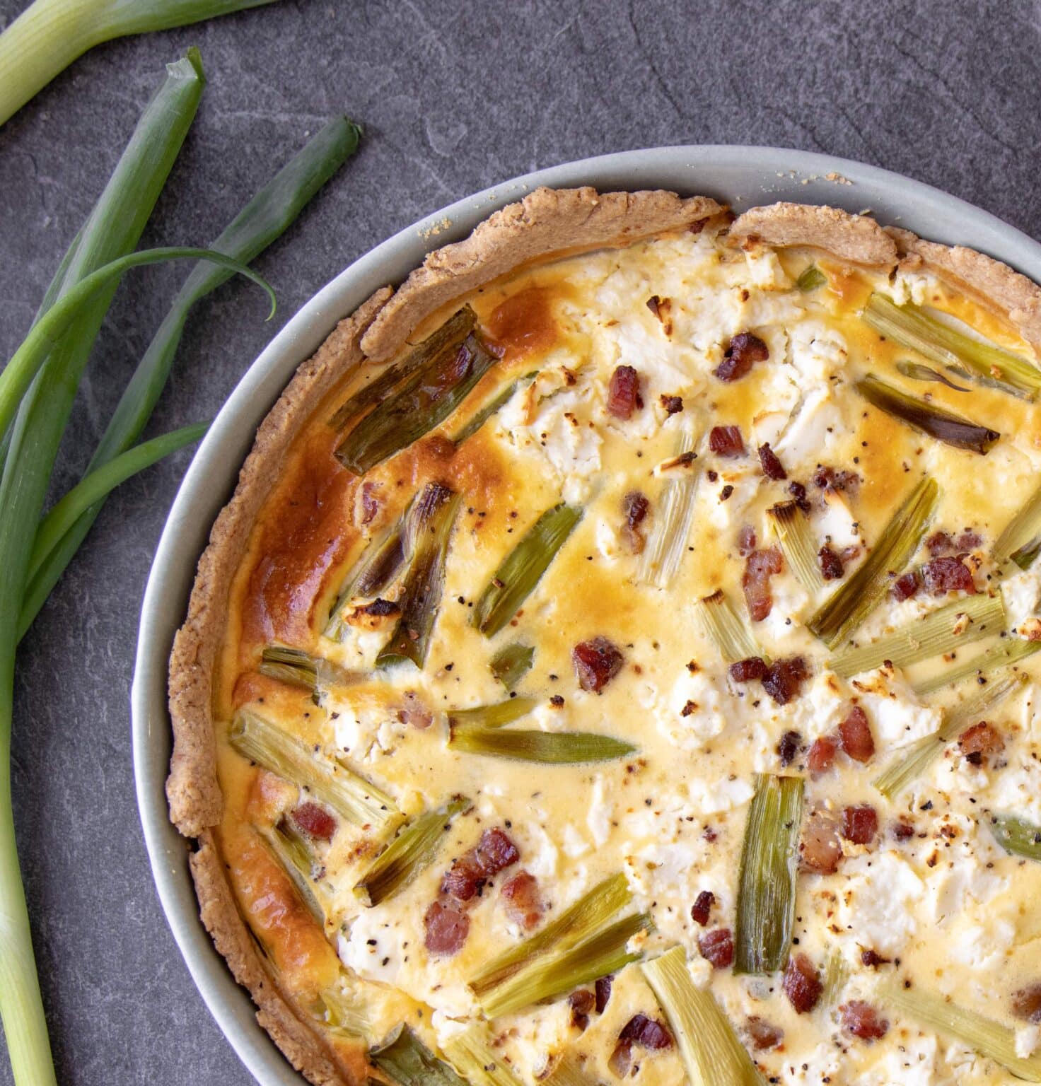 Tærte med bacon og forårsløg