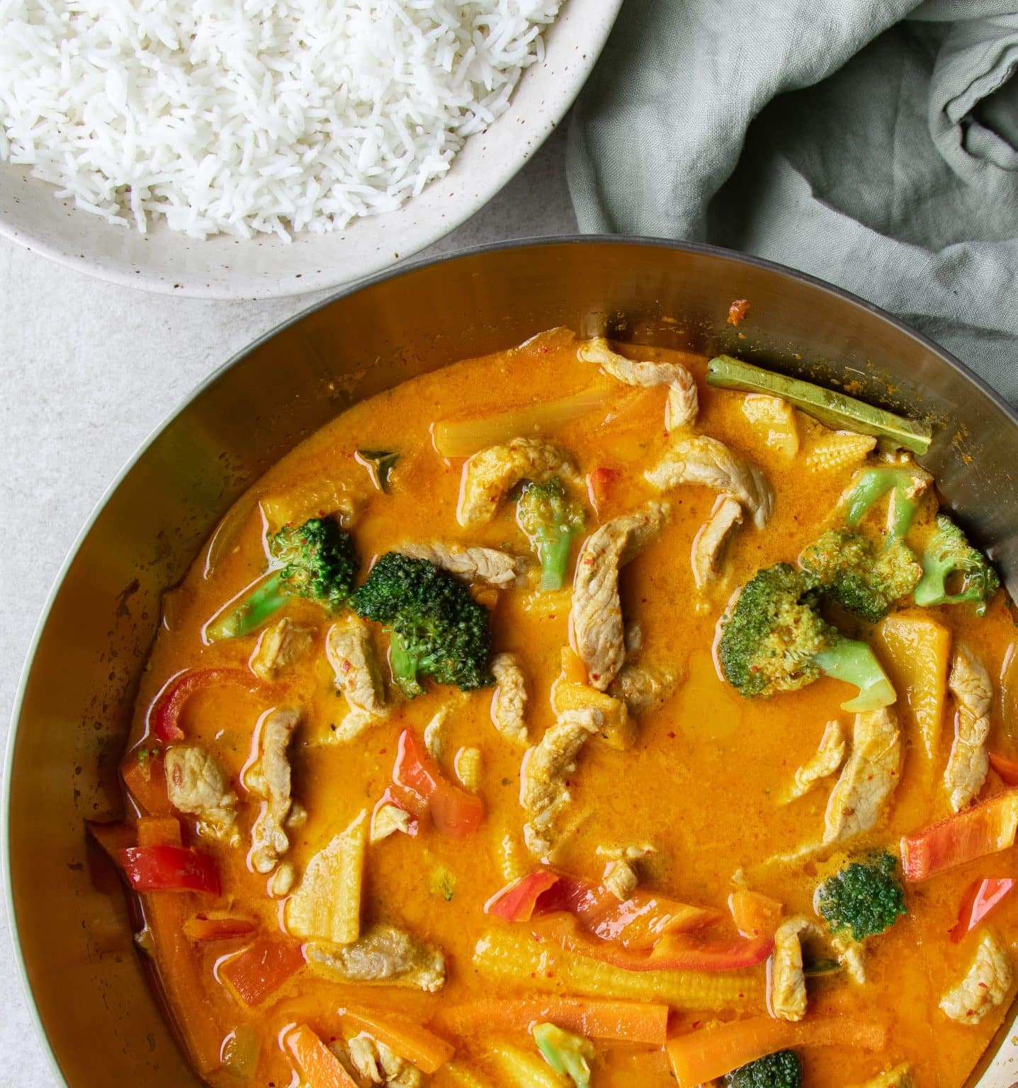 Svinekød i rød karry