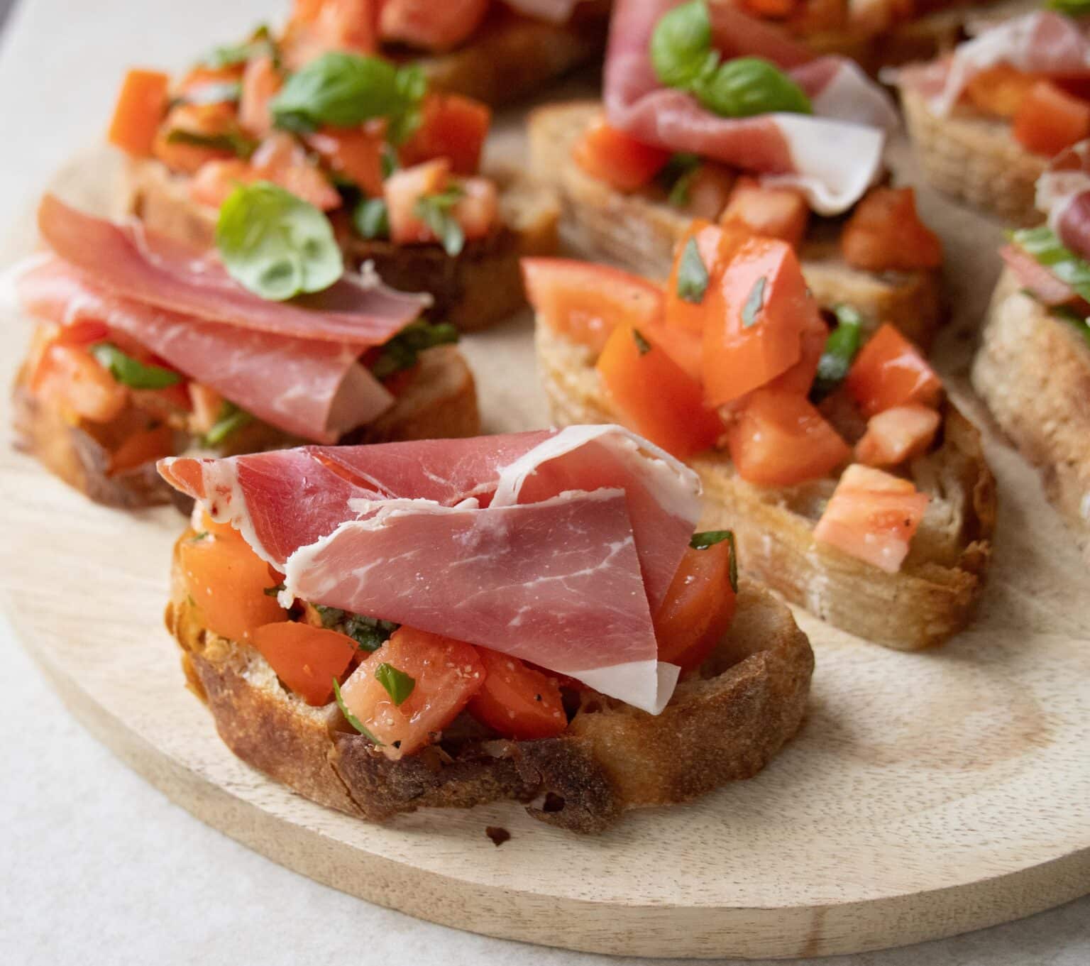 Bruschetta med tomat og serranoskinke
