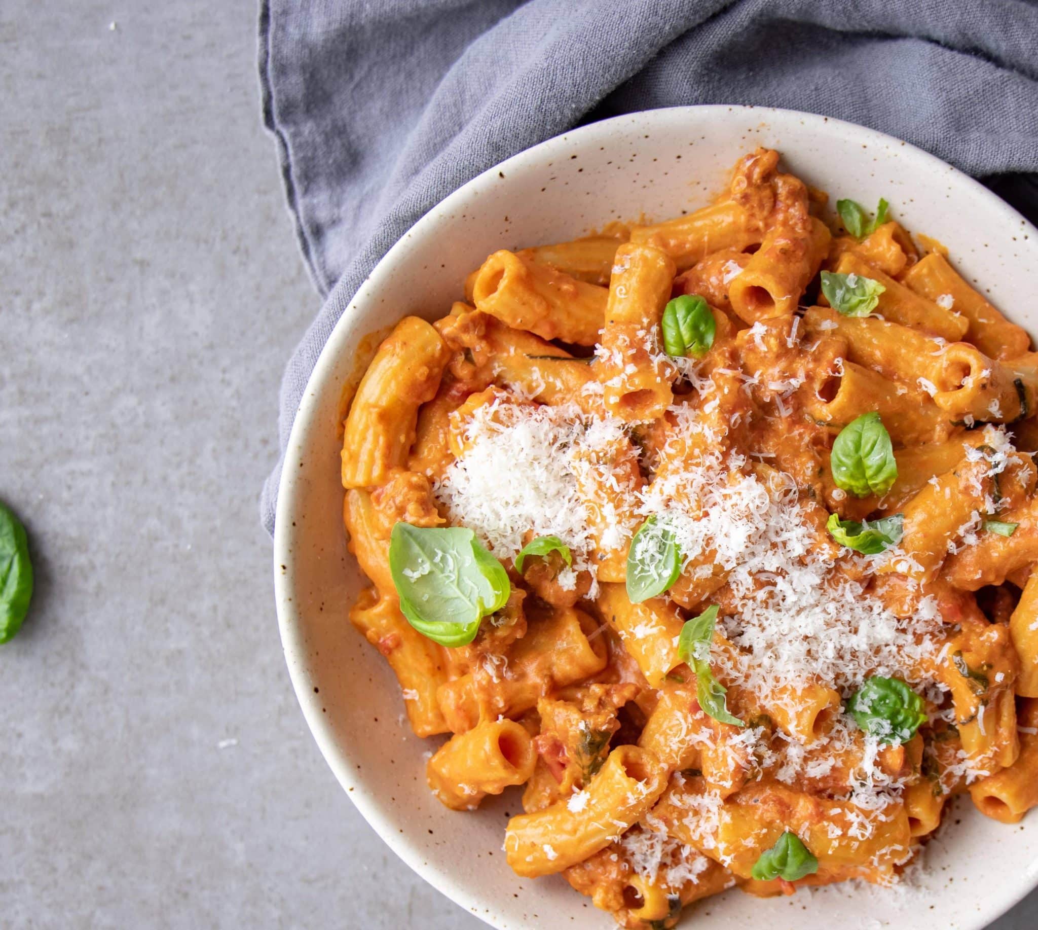 Pasta med salsiccia, tomat og mascarpone