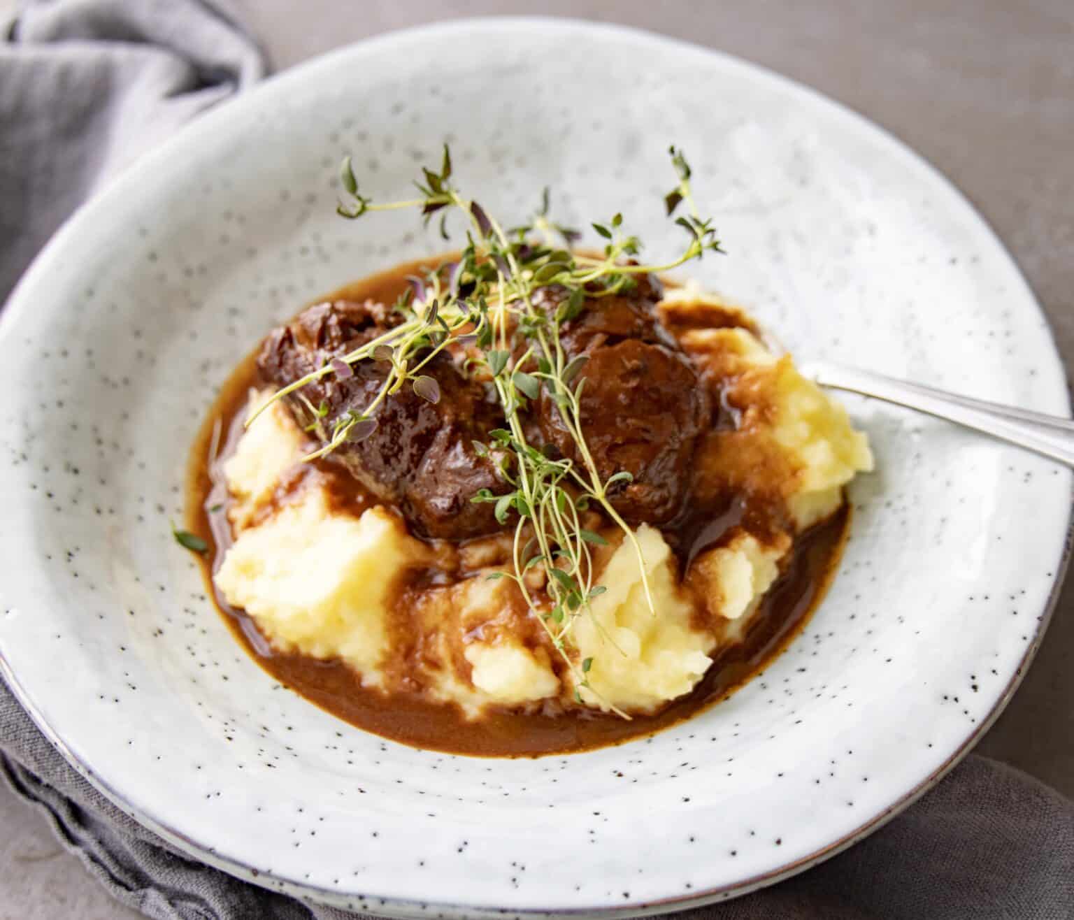 Braiserede svinekæber med kartoffelmos