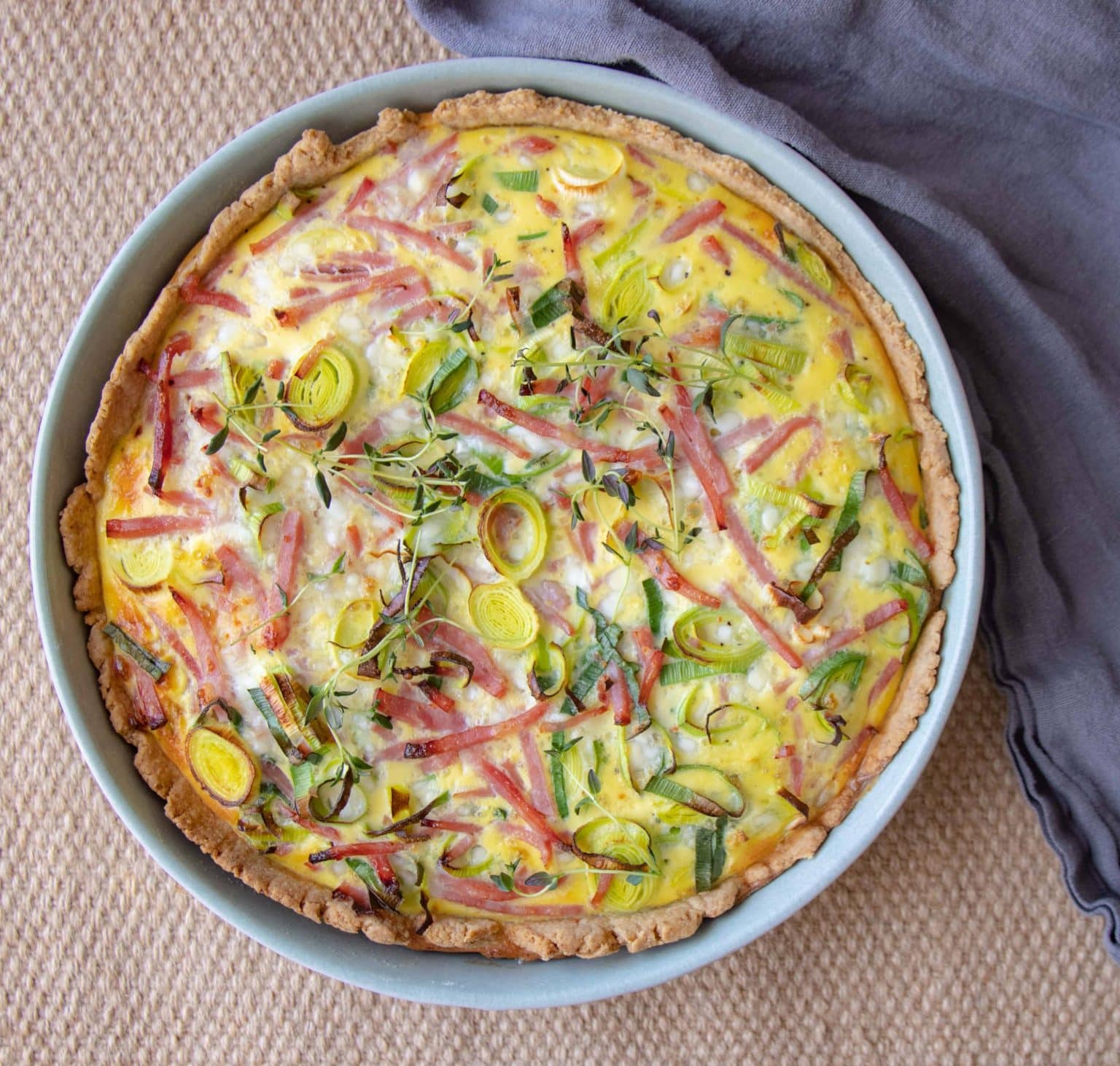 Porretærte med hytteost og skinke