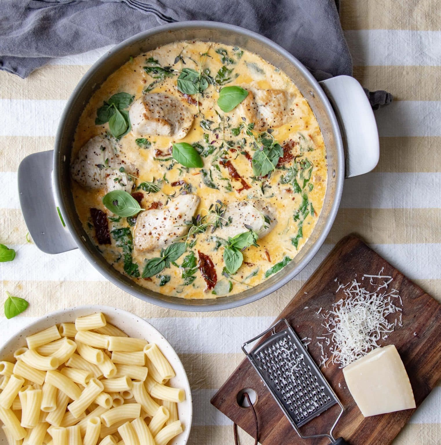 Stegt kylling i cremet hvidvinssauce