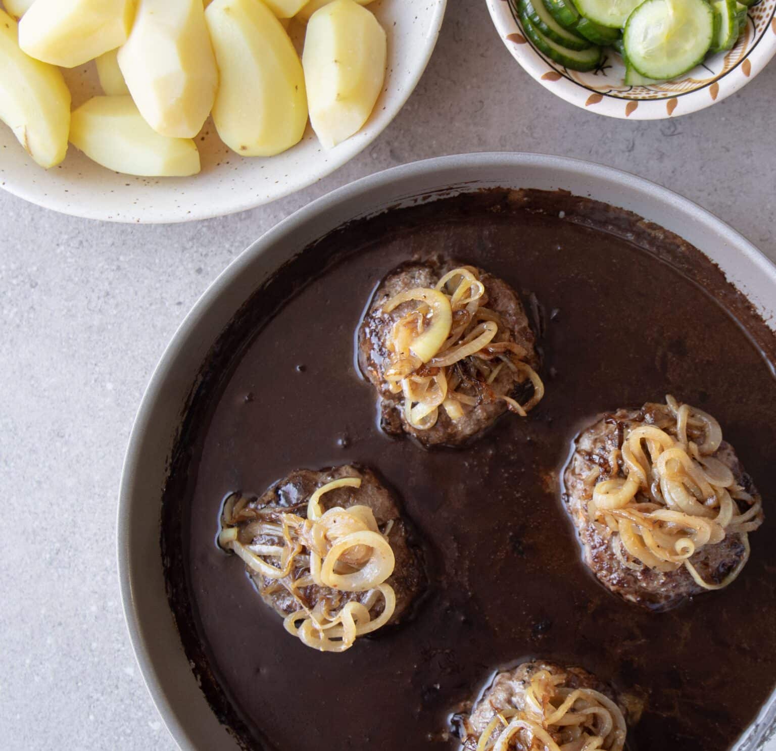 Hakkebøffer med bløde løg